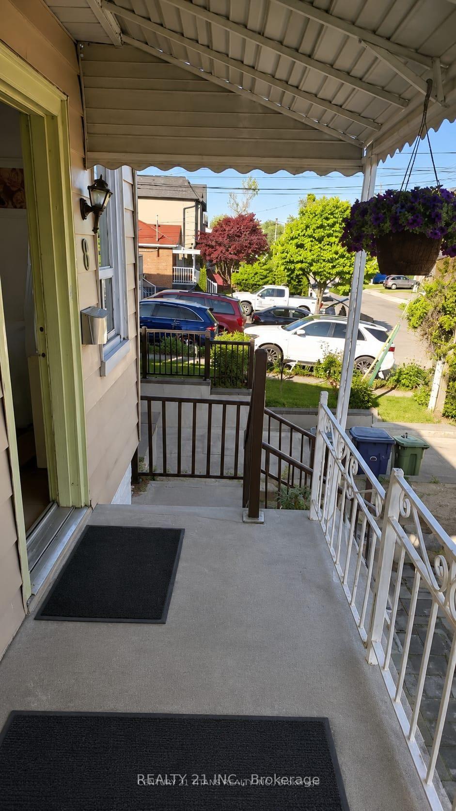 Photo 4 of 8 Mack Avenue, Scarborough, Clairlea-Birchmount — HOMEH
