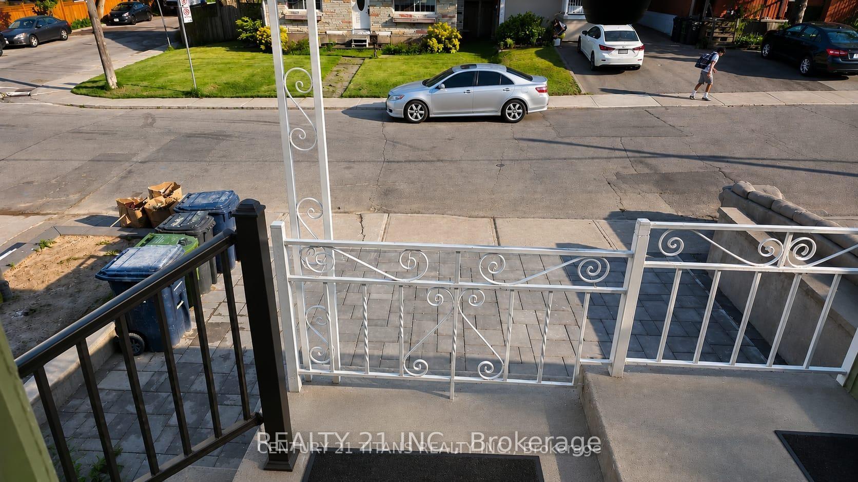 Photo 5 of 8 Mack Avenue, Scarborough, Clairlea-Birchmount — HOMEH