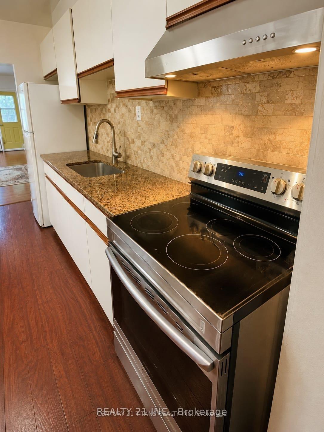 Photo 12 of 8 Mack Avenue, Scarborough, Clairlea-Birchmount — HOMEH