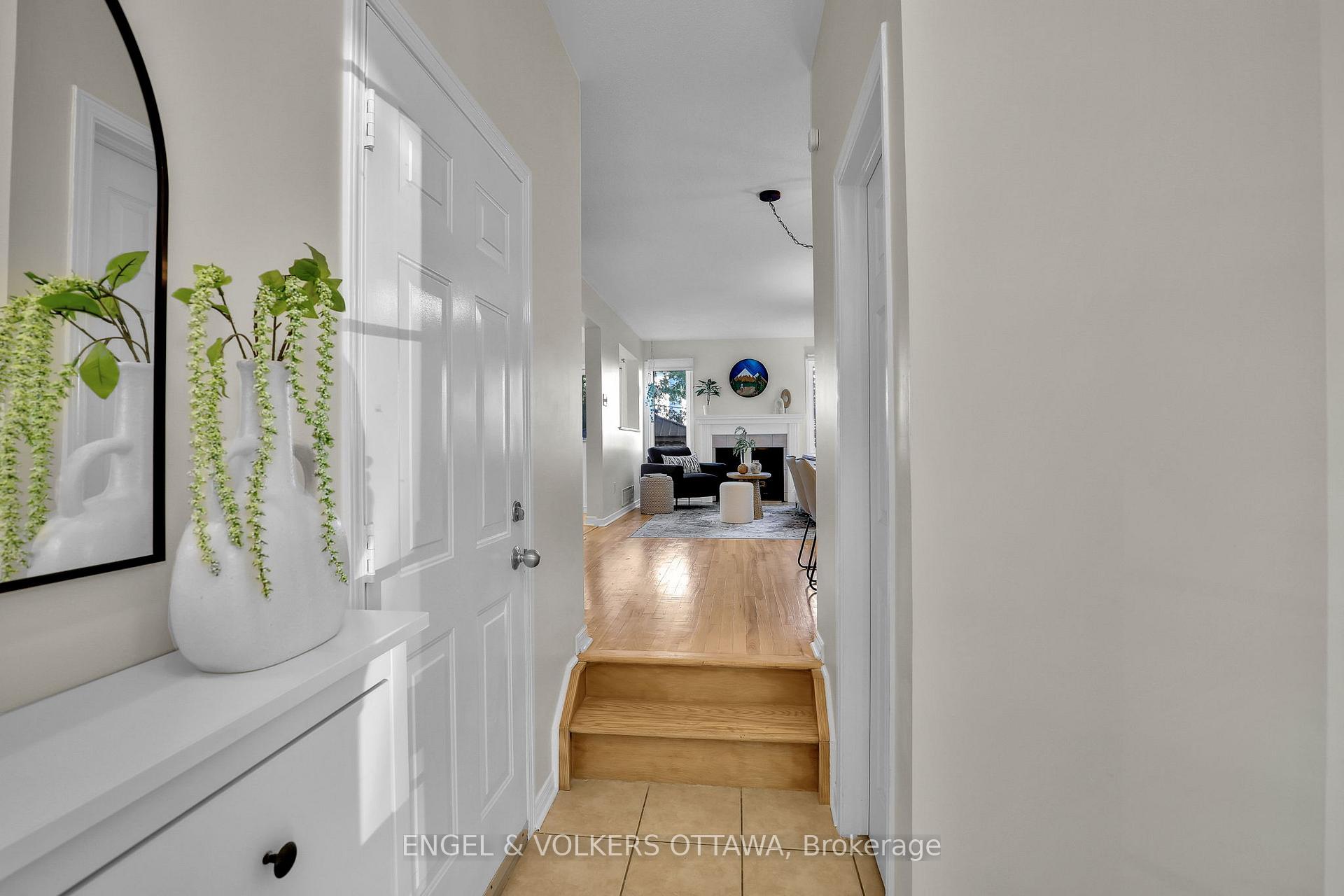 Photo 4 of 1632 Varennes Boulevard, Ottawa, Fallingbrook/Pineridge — HOMEH