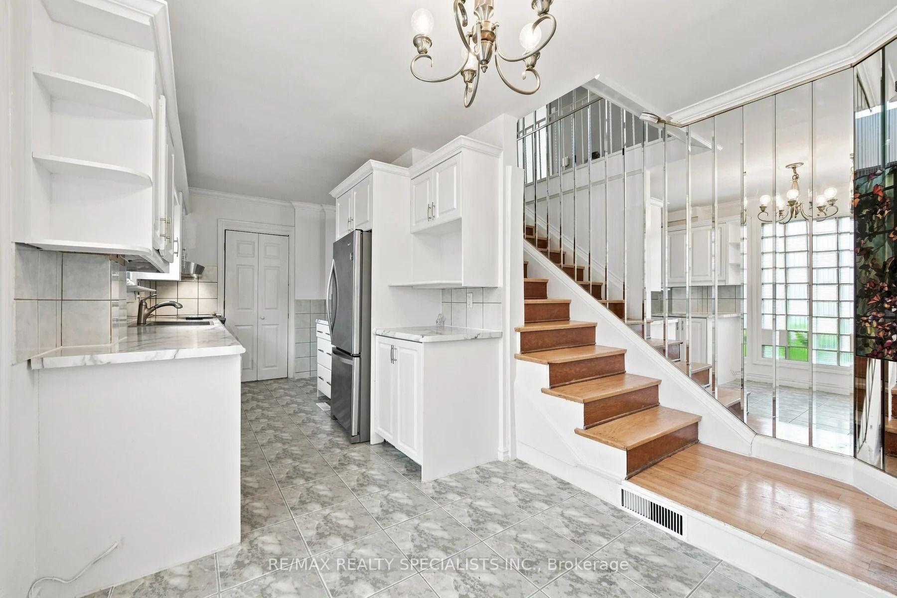 Photo 4 of 39 Macdonald Street, Etobicoke, Mimico — HOMEH