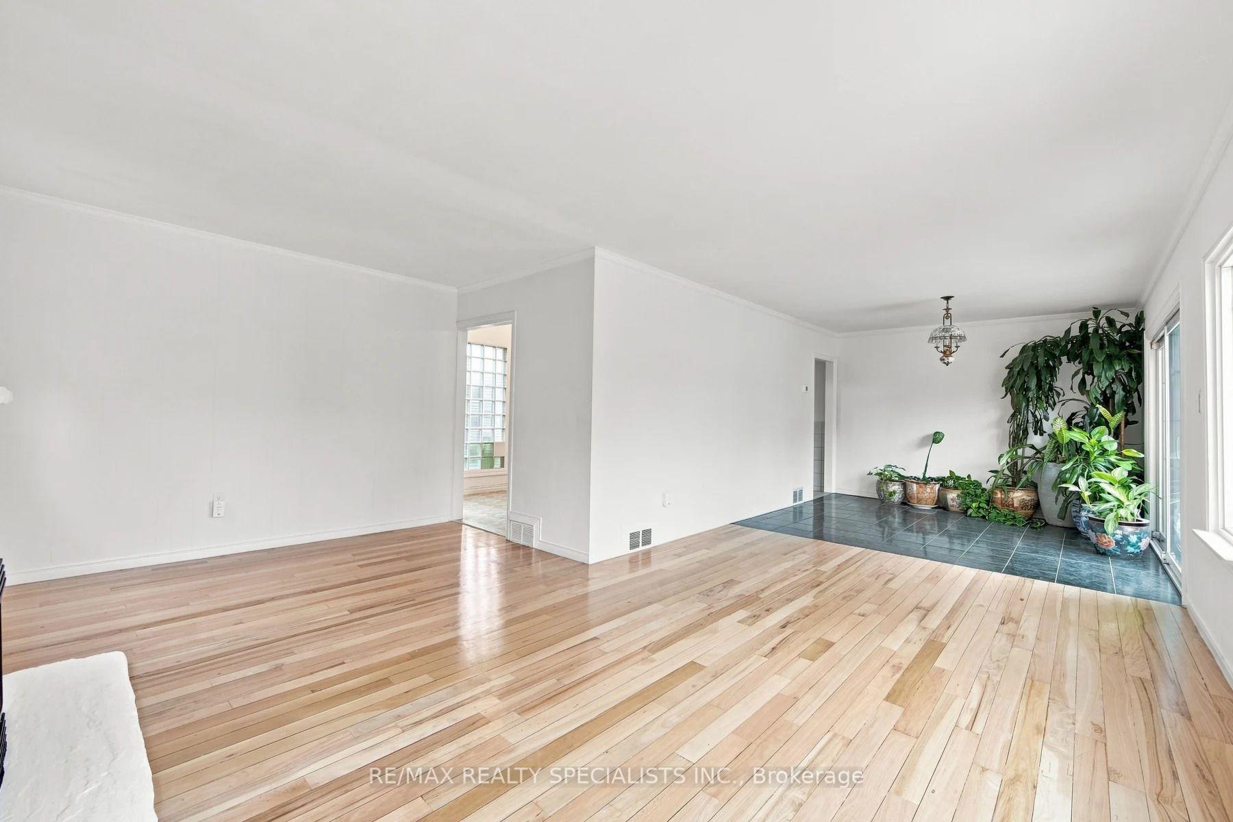Photo 6 of 39 Macdonald Street, Etobicoke, Mimico — HOMEH
