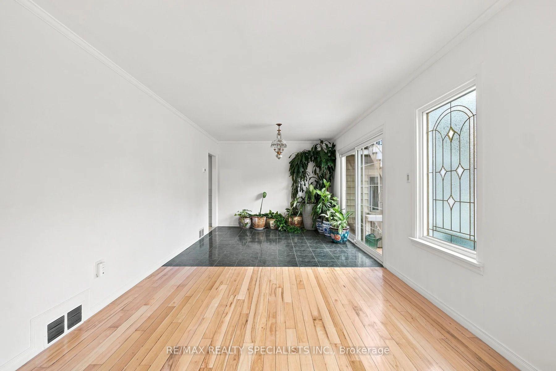 Photo 7 of 39 Macdonald Street, Etobicoke, Mimico — HOMEH