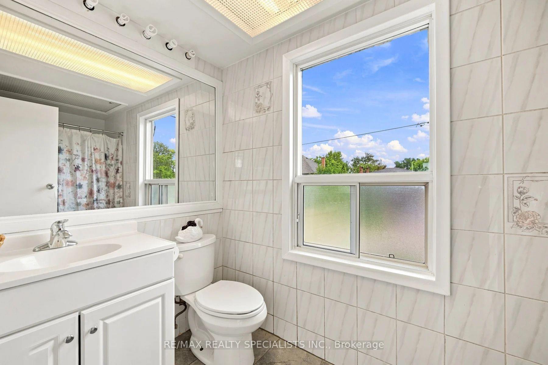 Photo 18 of 39 Macdonald Street, Etobicoke, Mimico — HOMEH
