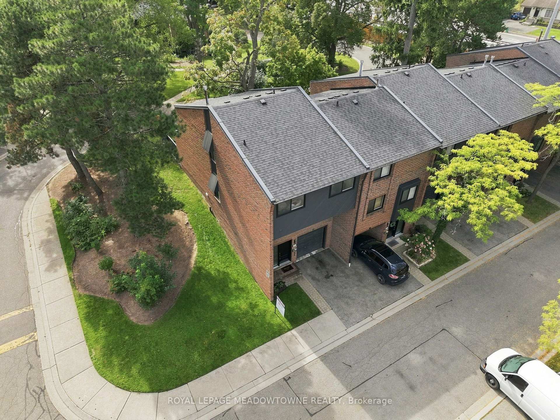 Front of Unit 17, 20 Mineola Road