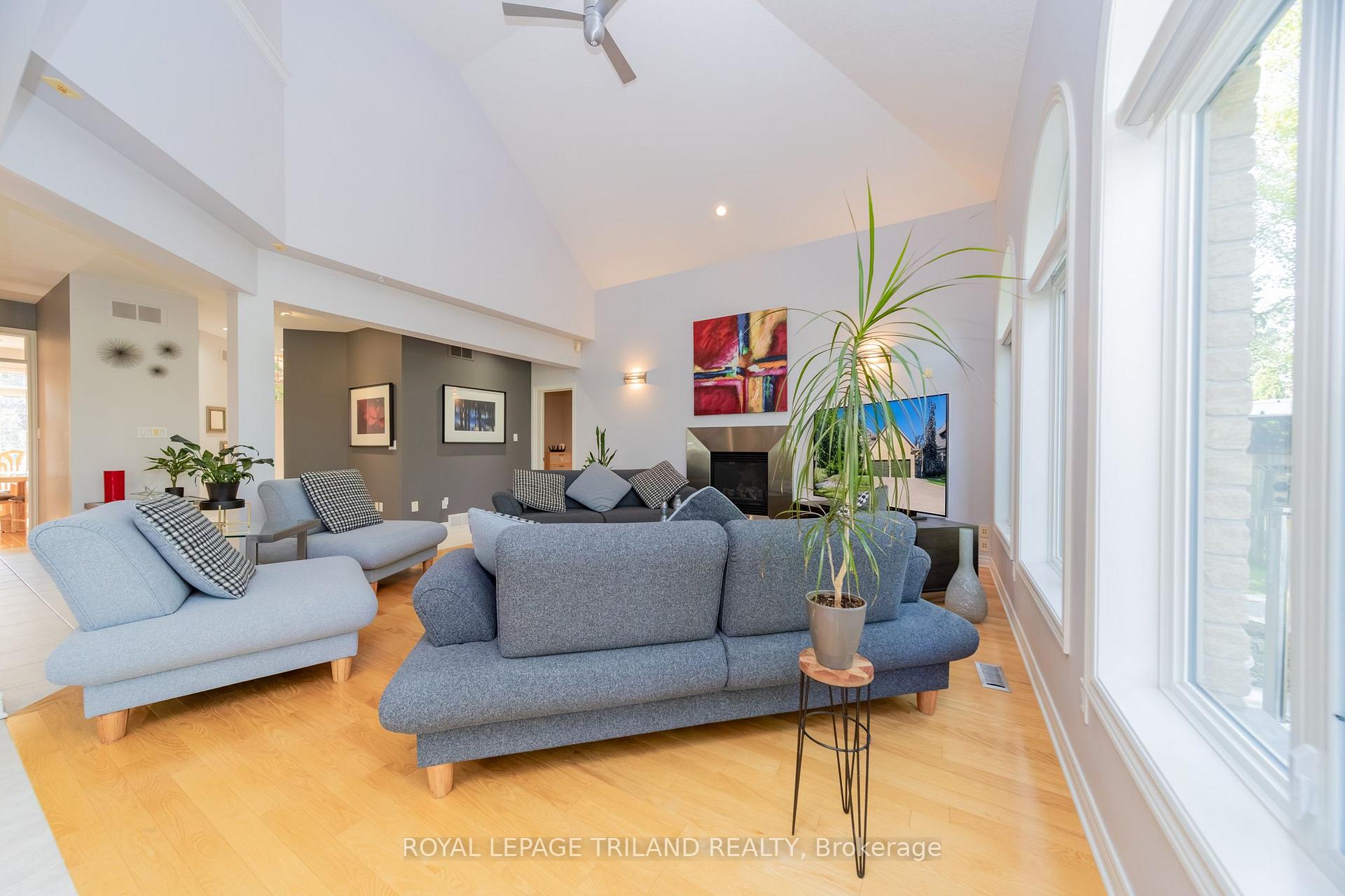 Photo 11 of 1833 Standfield Road, London, North R — HOMEH