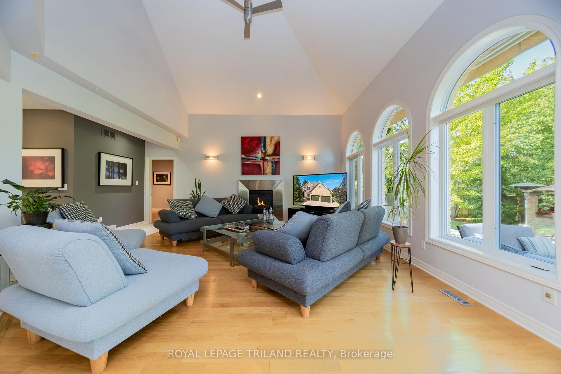 Photo 13 of 1833 Standfield Road, London, North R — HOMEH