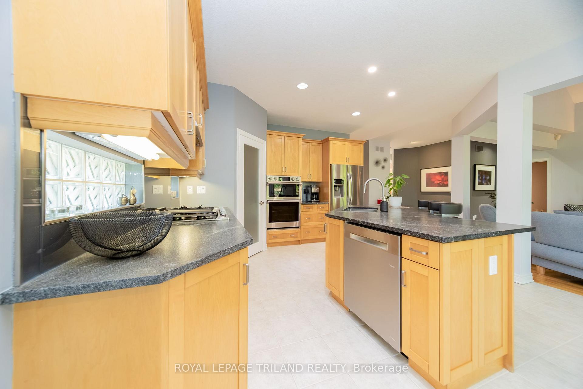 Photo 19 of 1833 Standfield Road, London, North R — HOMEH