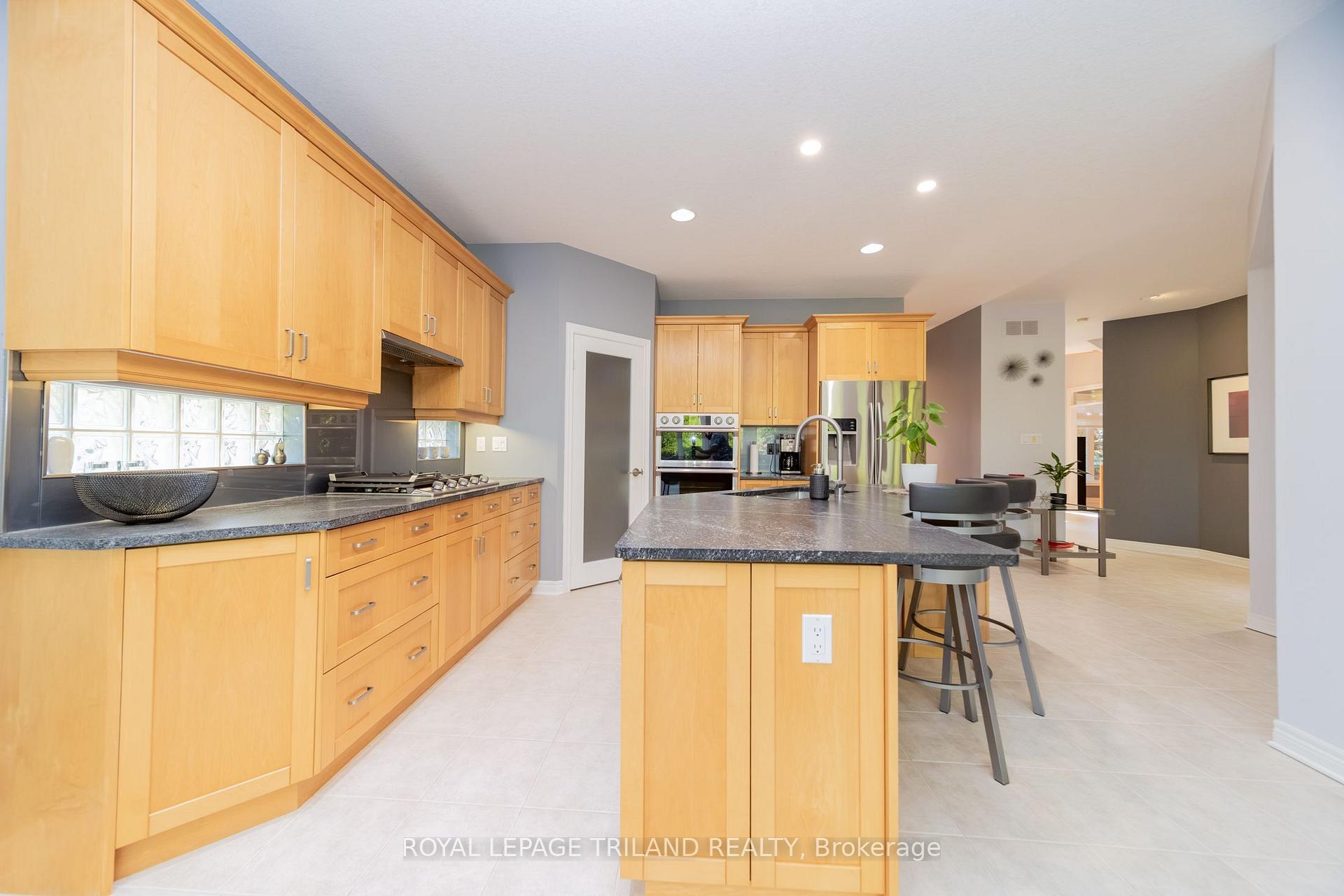 Photo 21 of 1833 Standfield Road, London, North R — HOMEH