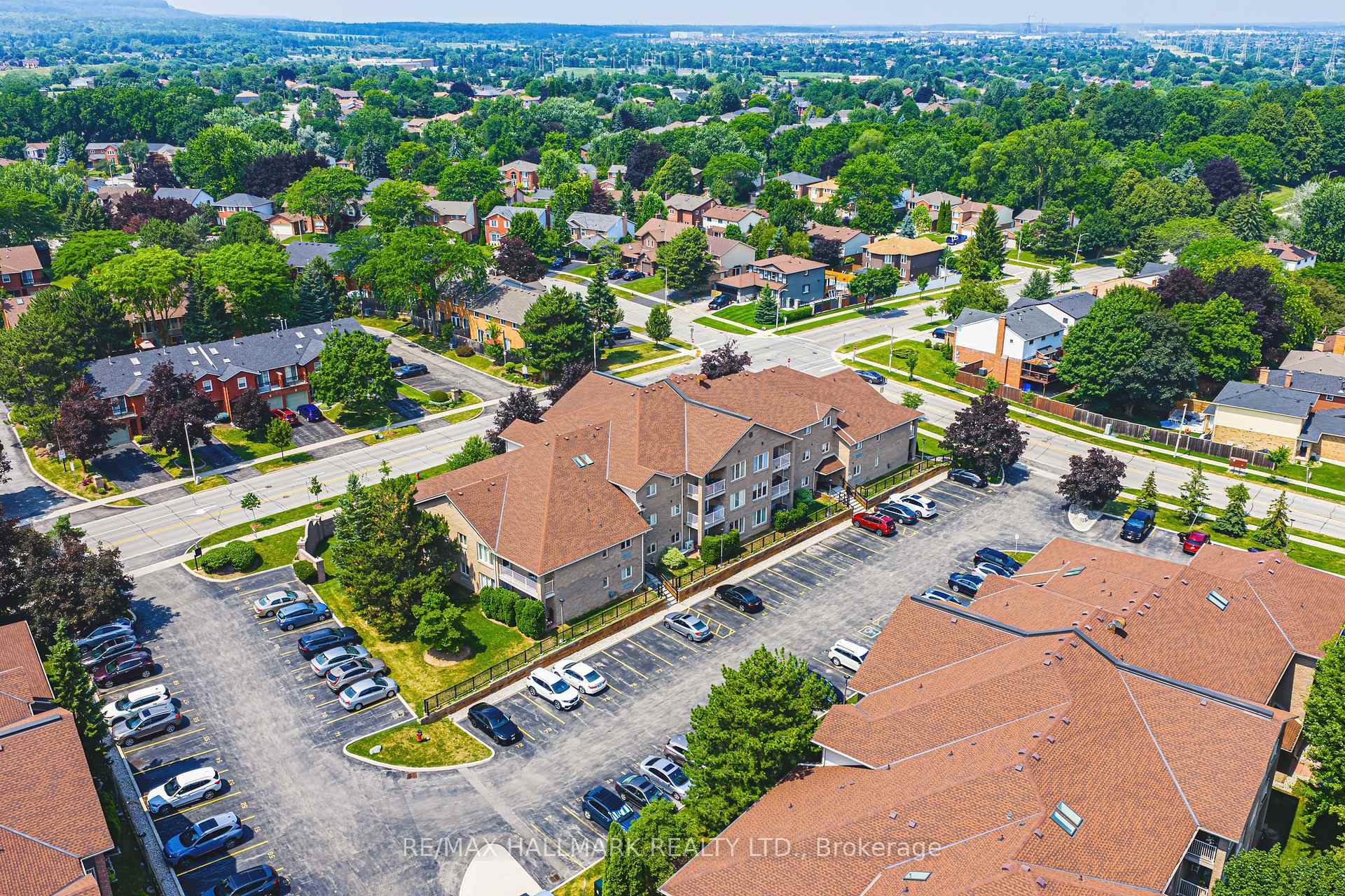 Photo 2 of Unit 6, 3050 Pinemeadow Drive, Burlington, Headon — HOMEH