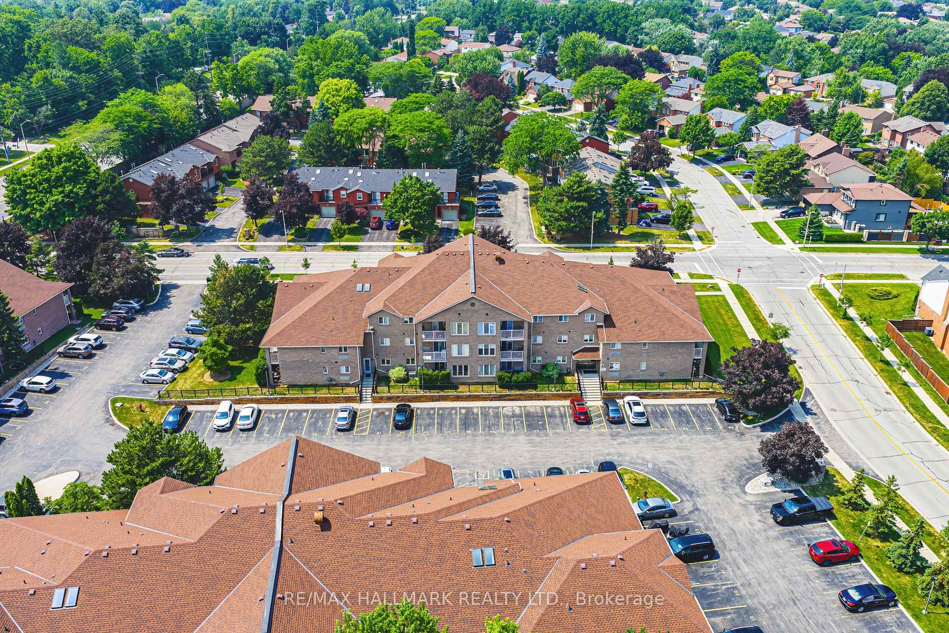 Photo 3 of Unit 6, 3050 Pinemeadow Drive, Burlington, Headon — HOMEH