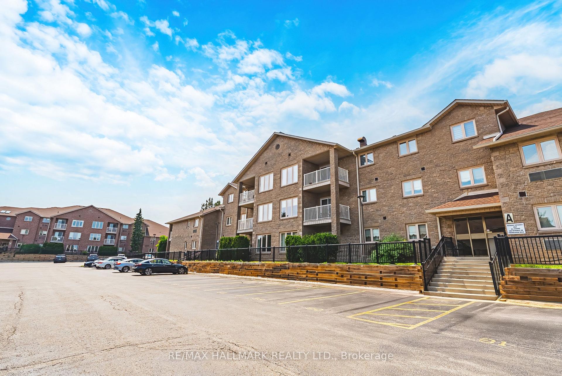 Photo 4 of Unit 6, 3050 Pinemeadow Drive, Burlington, Headon — HOMEH