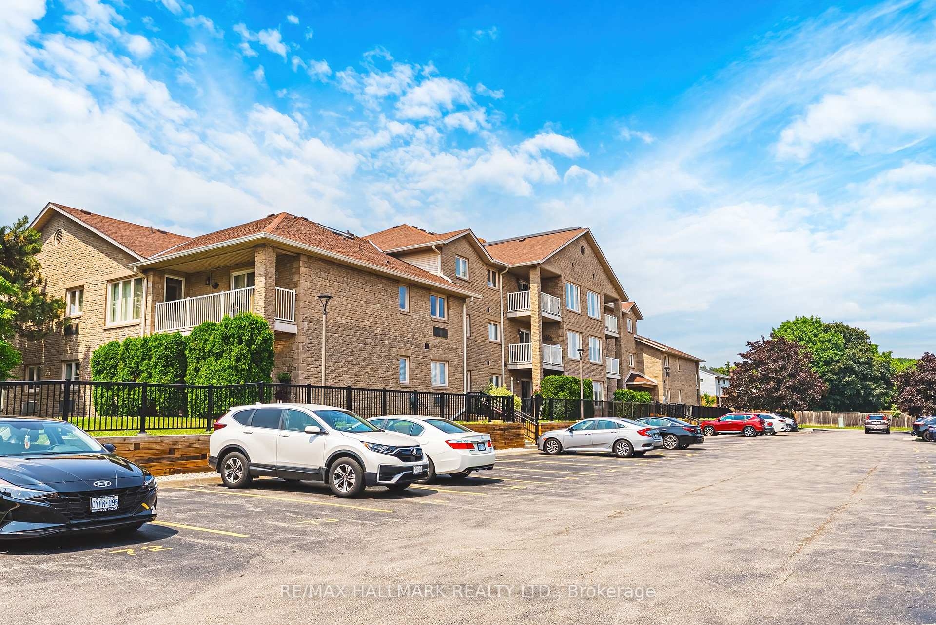 Photo 6 of Unit 6, 3050 Pinemeadow Drive, Burlington, Headon — HOMEH