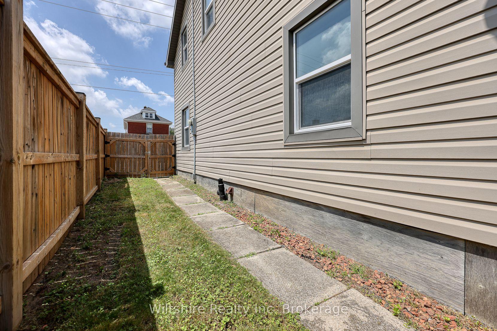 Photo 5 of 52 Bidwell Street, Tillsonburg — HOMEH