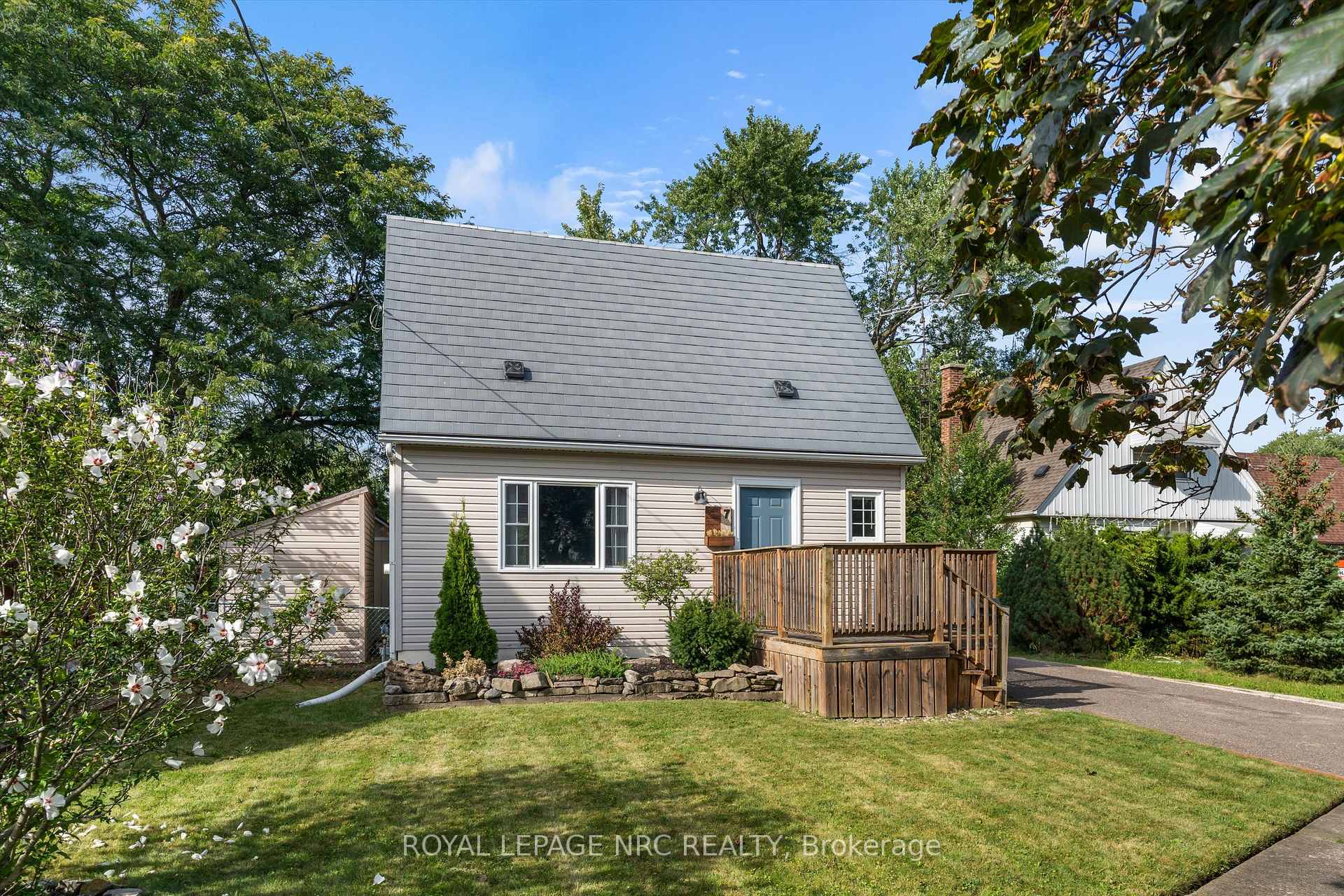 Photo 2 of 7 Vivian Avenue, St. Catharines, Carlton/Bunting — HOMEH