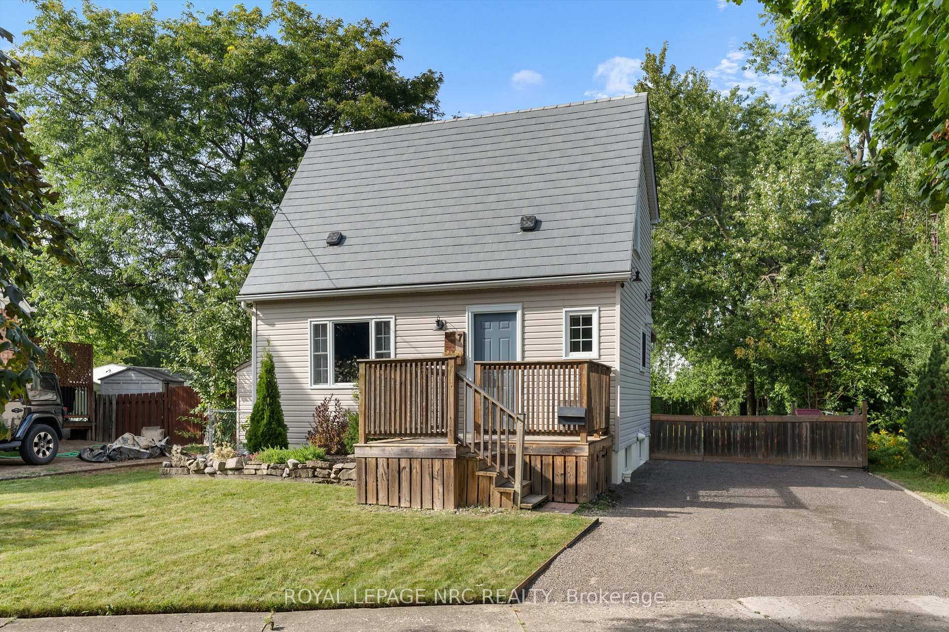 Photo 3 of 7 Vivian Avenue, St. Catharines, Carlton/Bunting — HOMEH