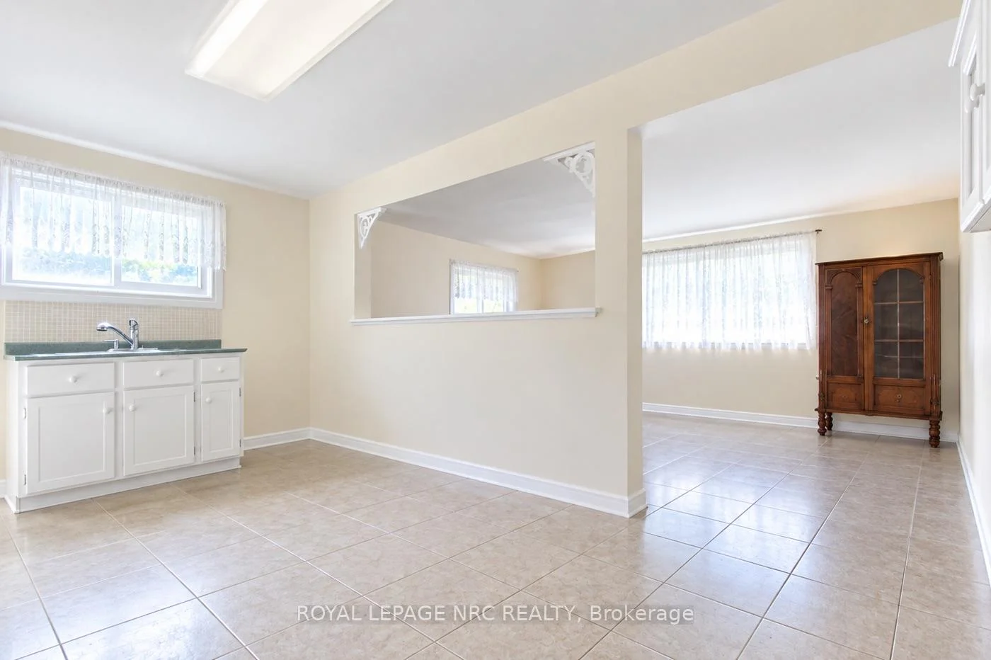 Photo 3 of 6068 Dixon Street, Niagara Falls, Dorchester — HOMEH