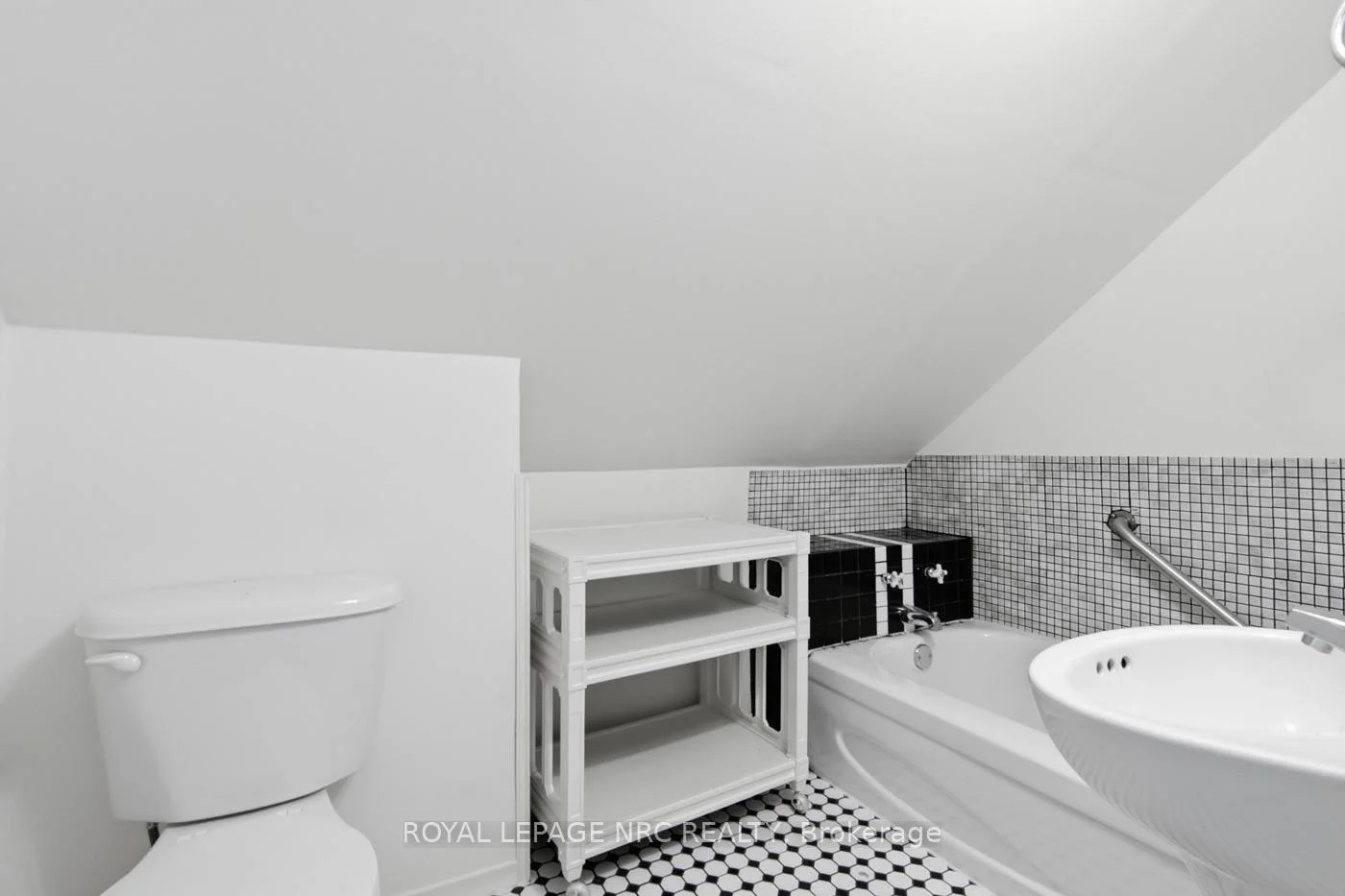 Photo 21 of 6068 Dixon Street, Niagara Falls, Dorchester — HOMEH