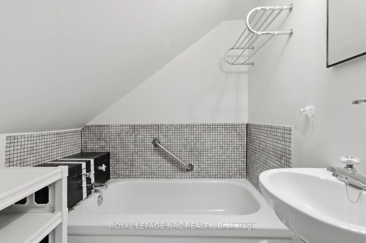 Photo 25 of 6068 Dixon Street, Niagara Falls, Dorchester — HOMEH