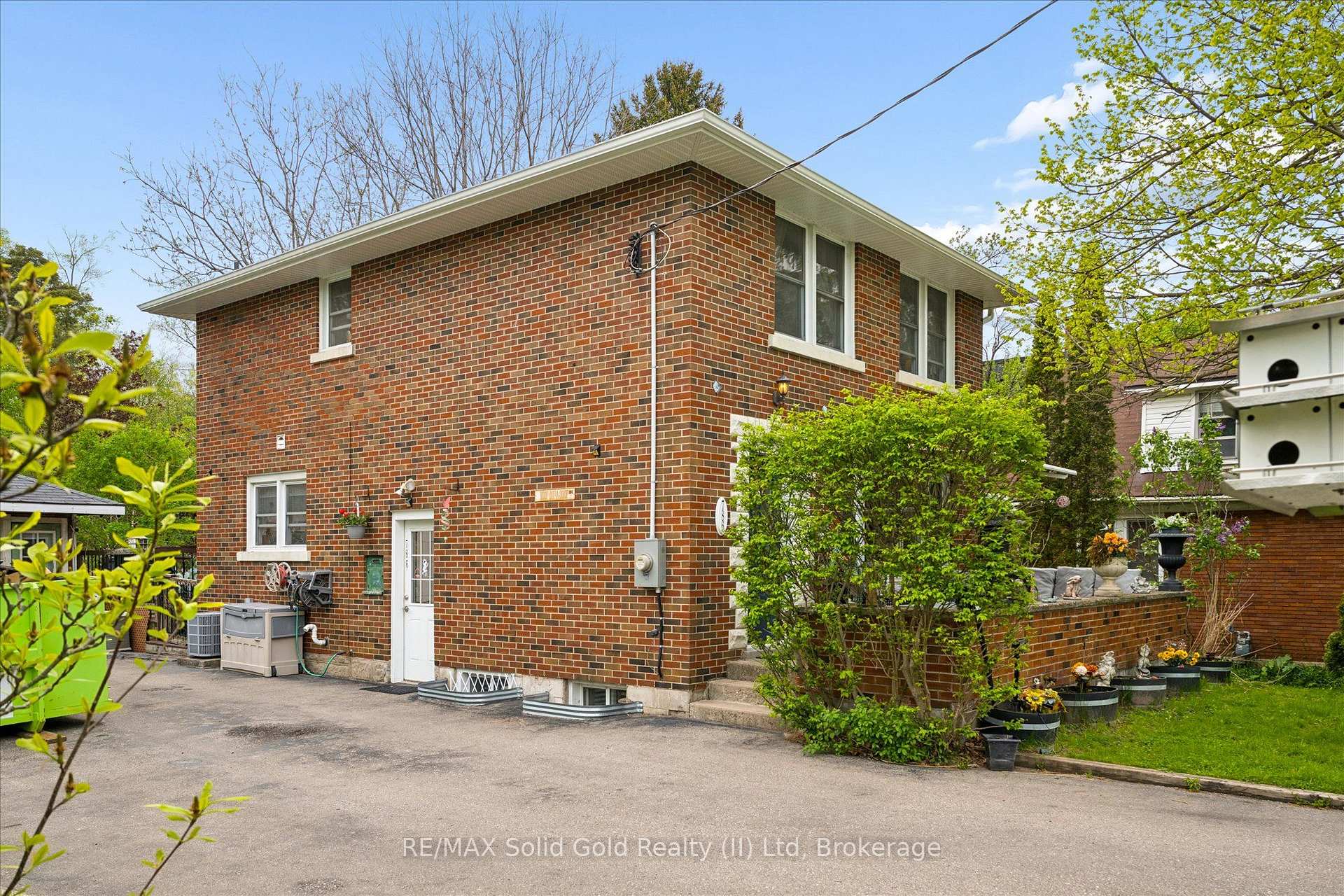 Photo 2 of 786 Stirling Avenue S, Kitchener, Meinzinger — HOMEH