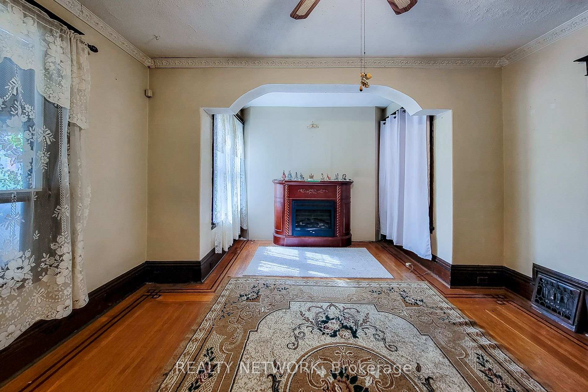 Photo 8 of 12 Leinster Avenue S, Hamilton, Stipley — HOMEH