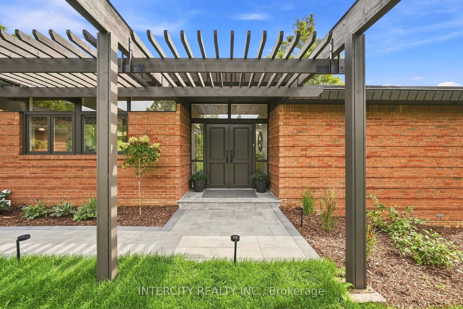 Photo 6 of 100 Ravendale Court, Vaughan, Kleinburg — HOMEH
