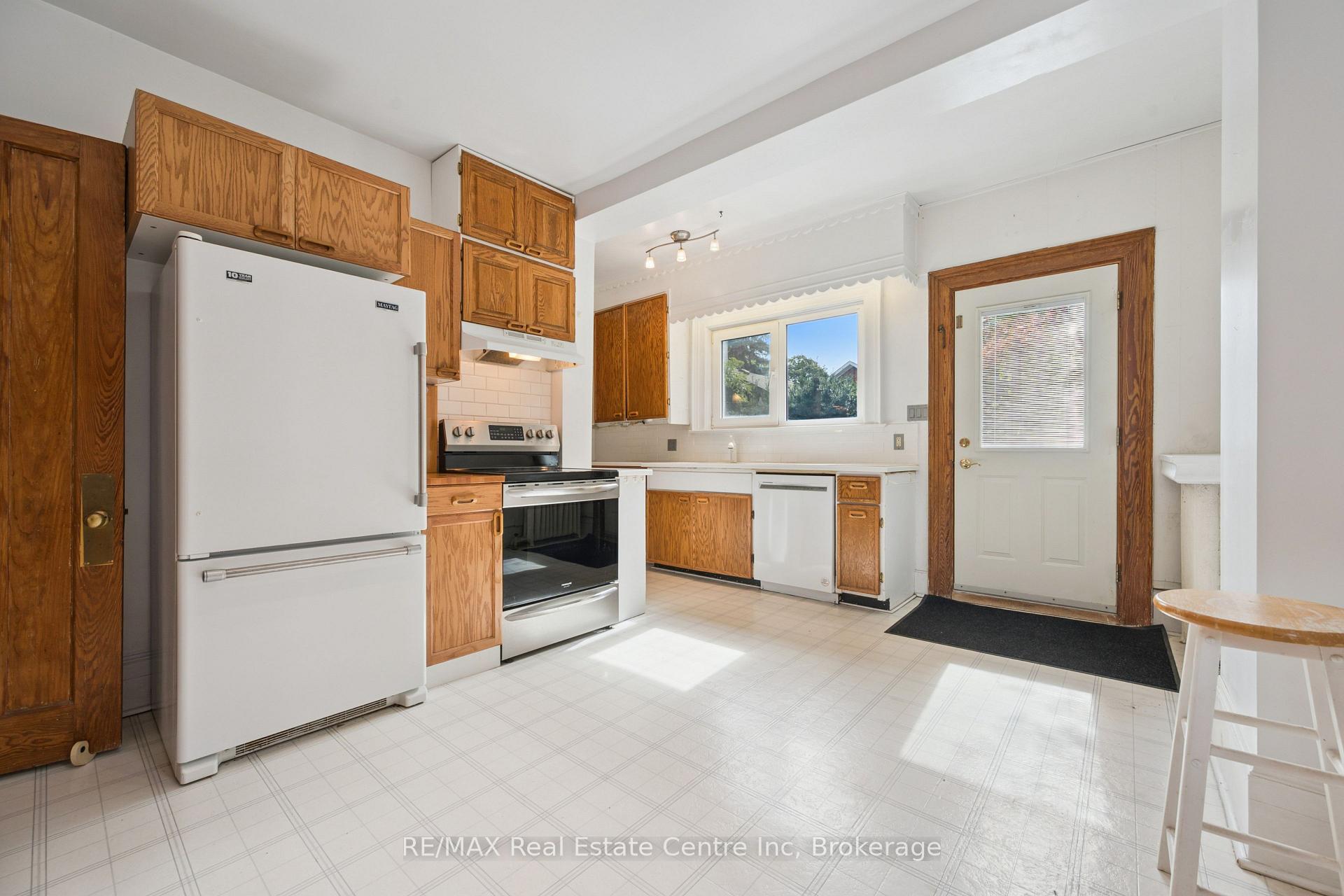 Photo 23 of 41 Grange Street, Guelph, St. George's — HOMEH