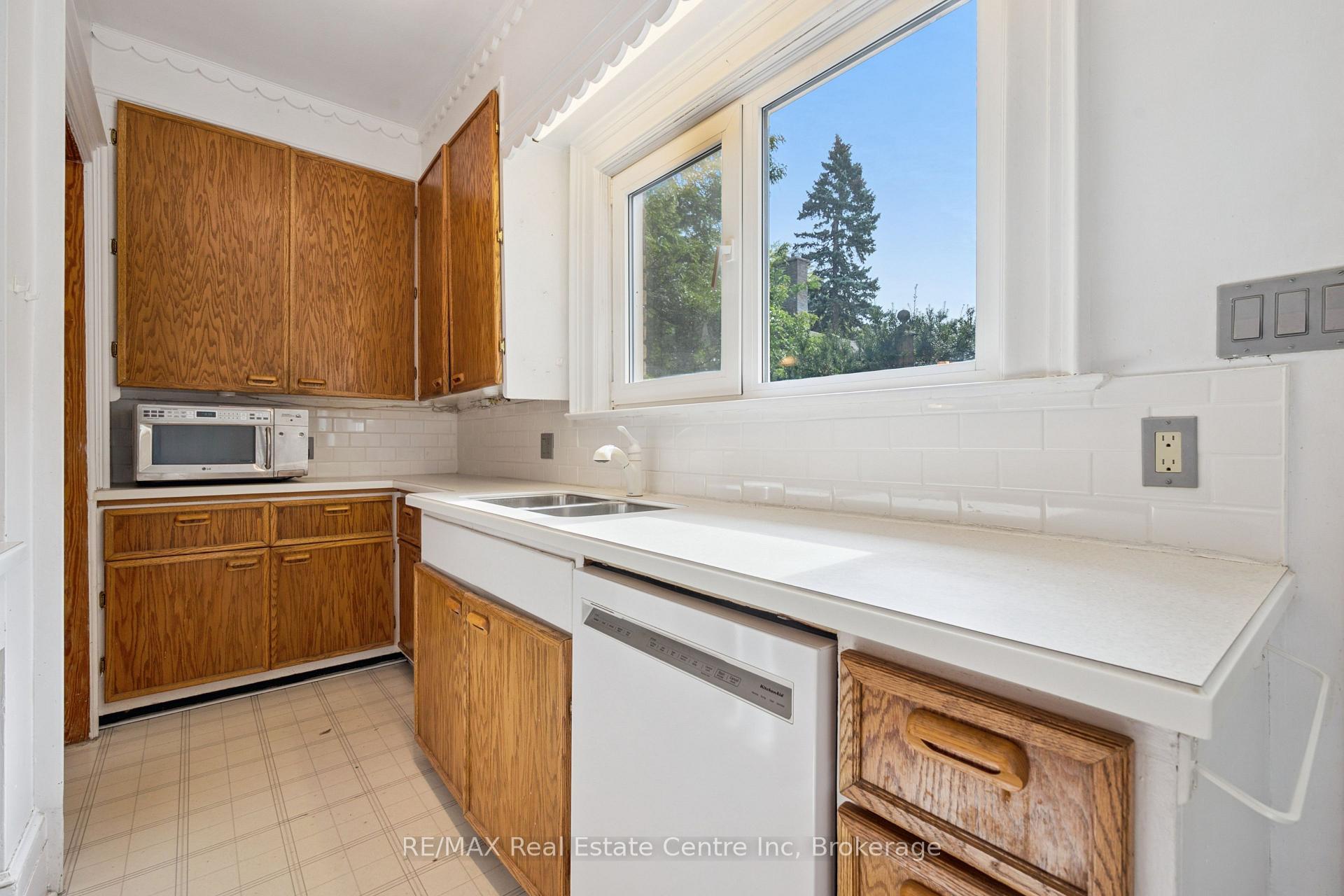 Photo 24 of 41 Grange Street, Guelph, St. George's — HOMEH