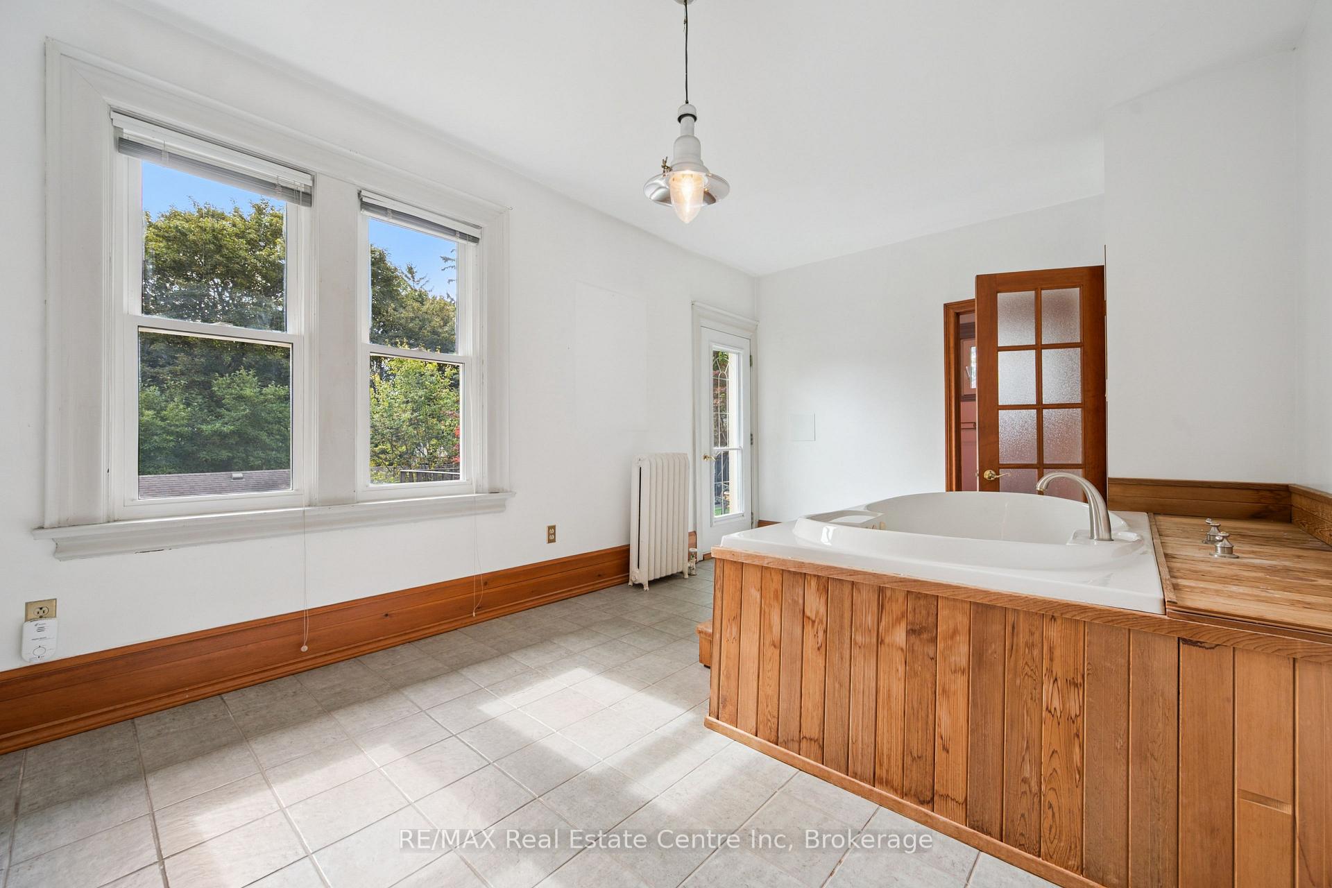 Photo 33 of 41 Grange Street, Guelph, St. George's — HOMEH