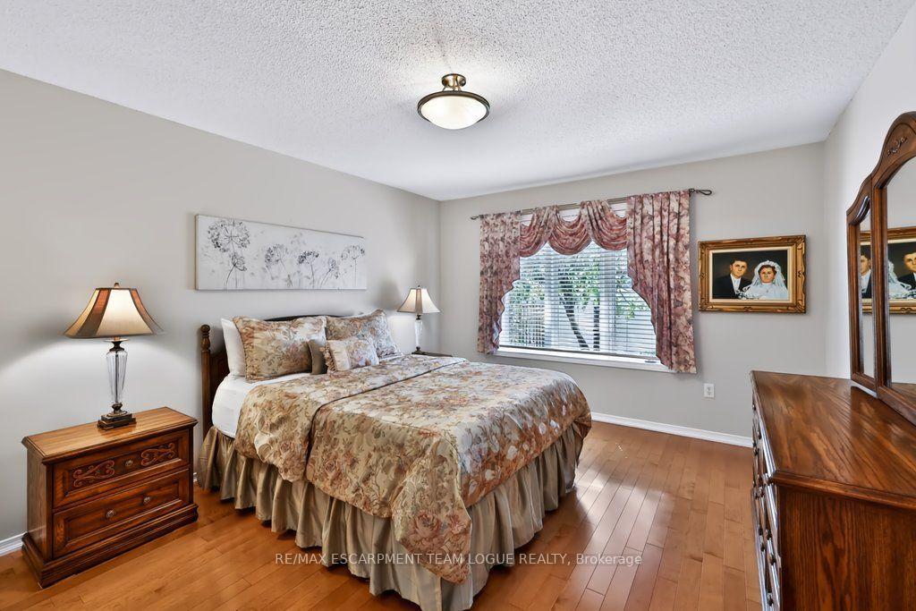 Photo 18 of 1320 Burkholder Drive, Burlington, Tansley — HOMEH