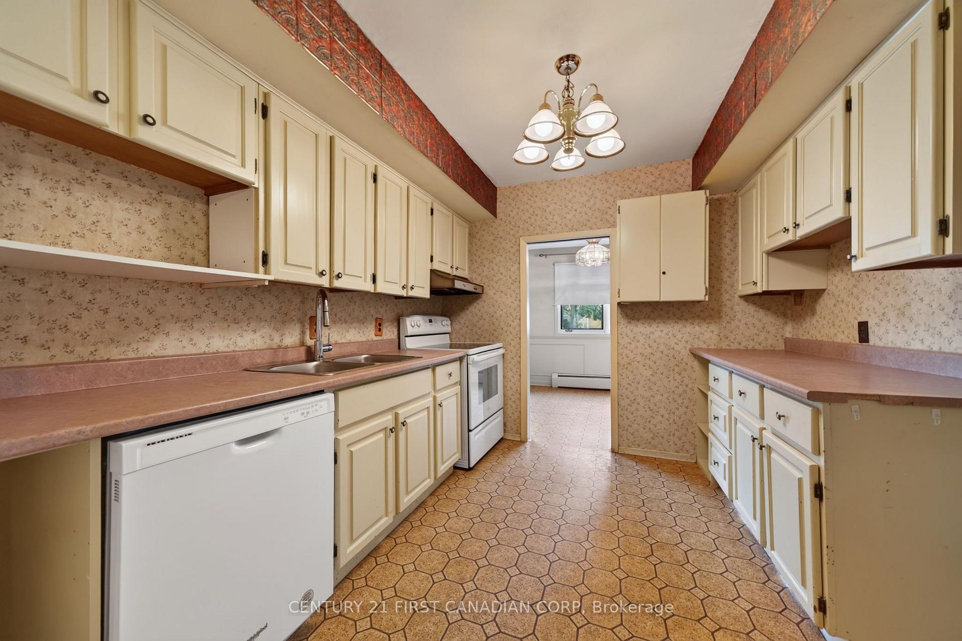 Photo 11 of 9 Park Crescent, Middlesex Centre, Poplar Hill — HOMEH