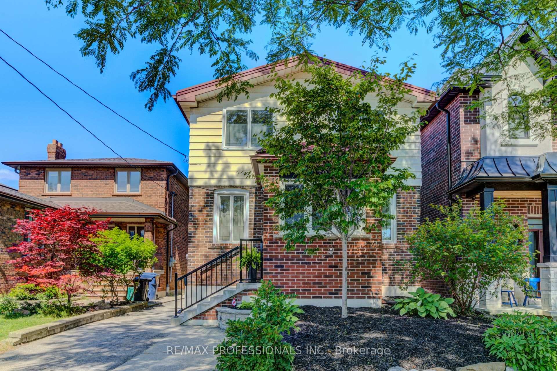 Photo 2 of 39 Rosemeade Avenue, Etobicoke, Stonegate-Queensway — HOMEH