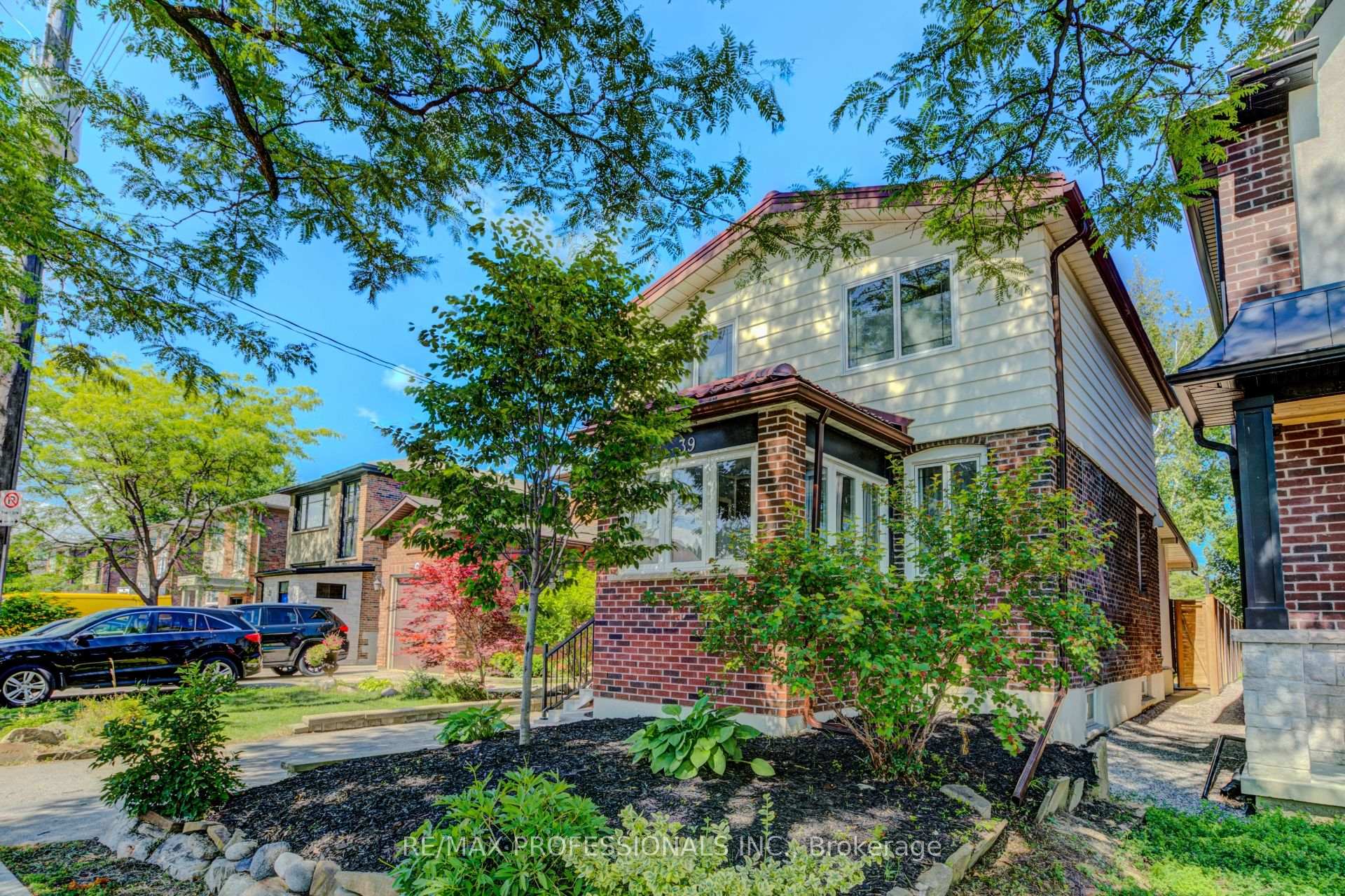 Photo 3 of 39 Rosemeade Avenue, Etobicoke, Stonegate-Queensway — HOMEH