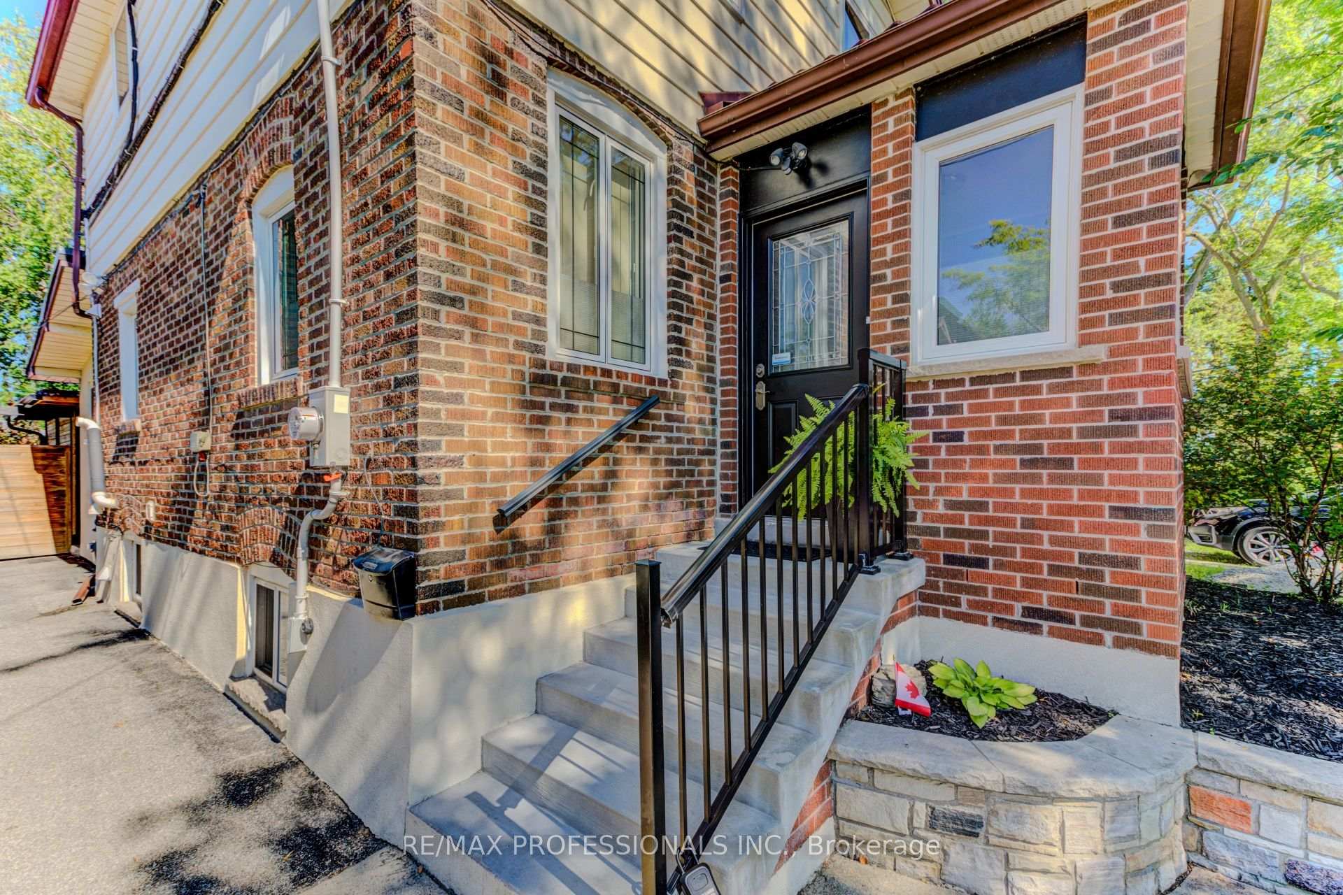 Photo 4 of 39 Rosemeade Avenue, Etobicoke, Stonegate-Queensway — HOMEH