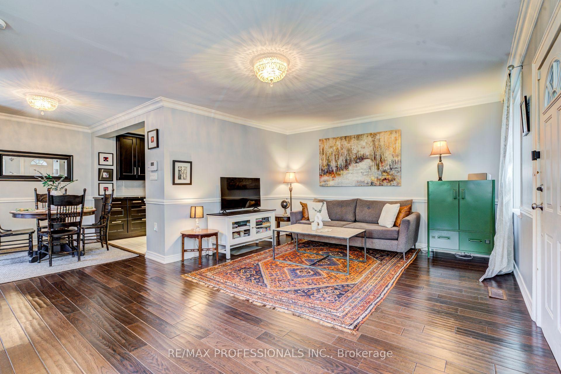 Photo 5 of 39 Rosemeade Avenue, Etobicoke, Stonegate-Queensway — HOMEH