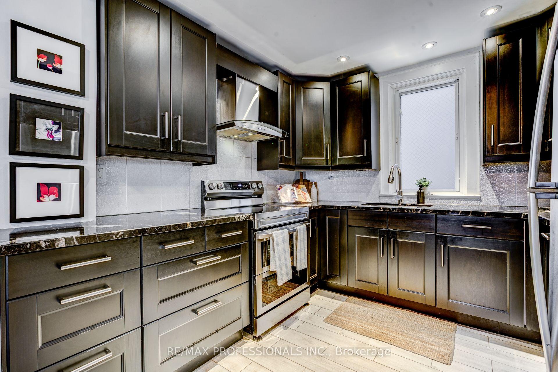 Photo 11 of 39 Rosemeade Avenue, Etobicoke, Stonegate-Queensway — HOMEH