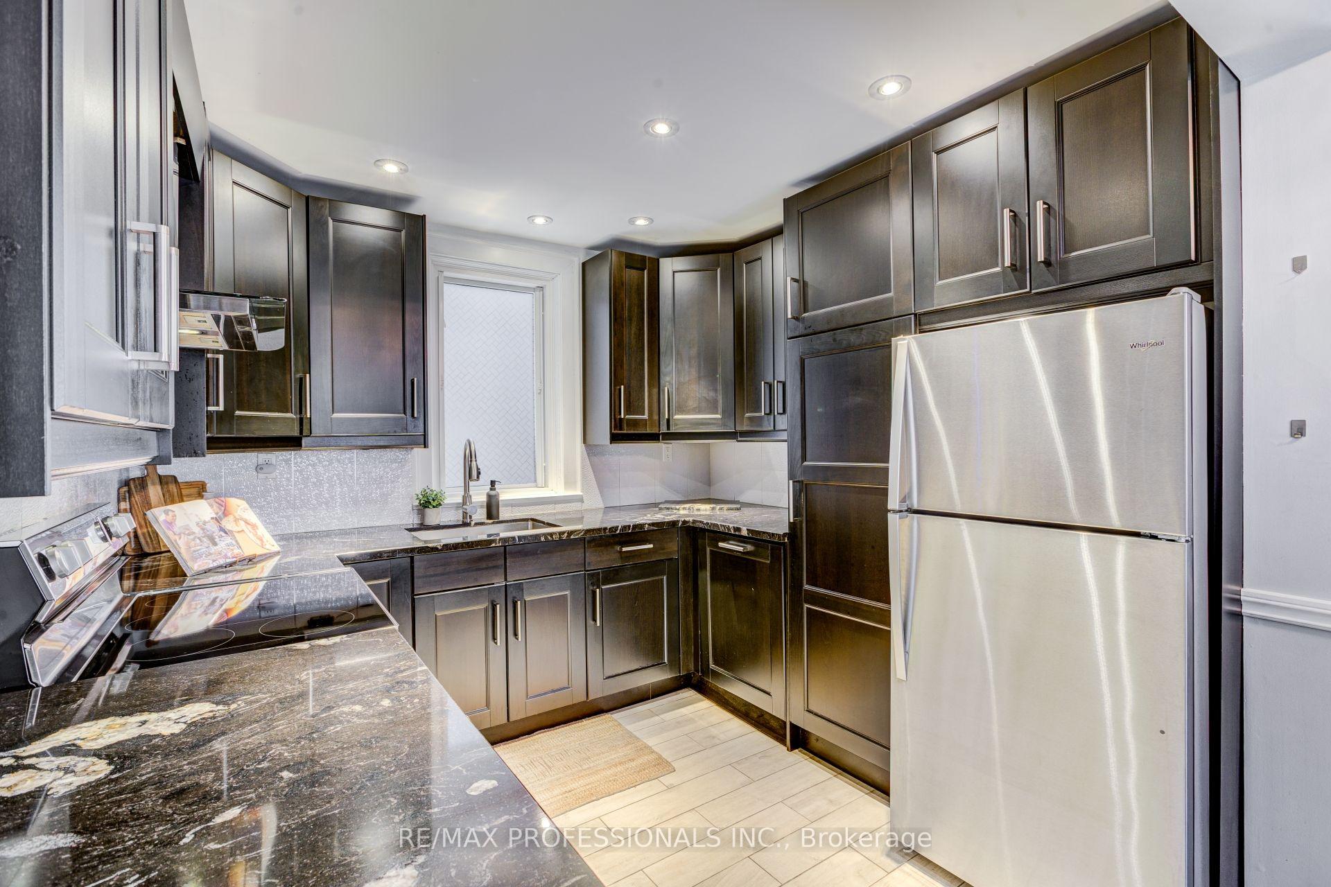 Photo 12 of 39 Rosemeade Avenue, Etobicoke, Stonegate-Queensway — HOMEH
