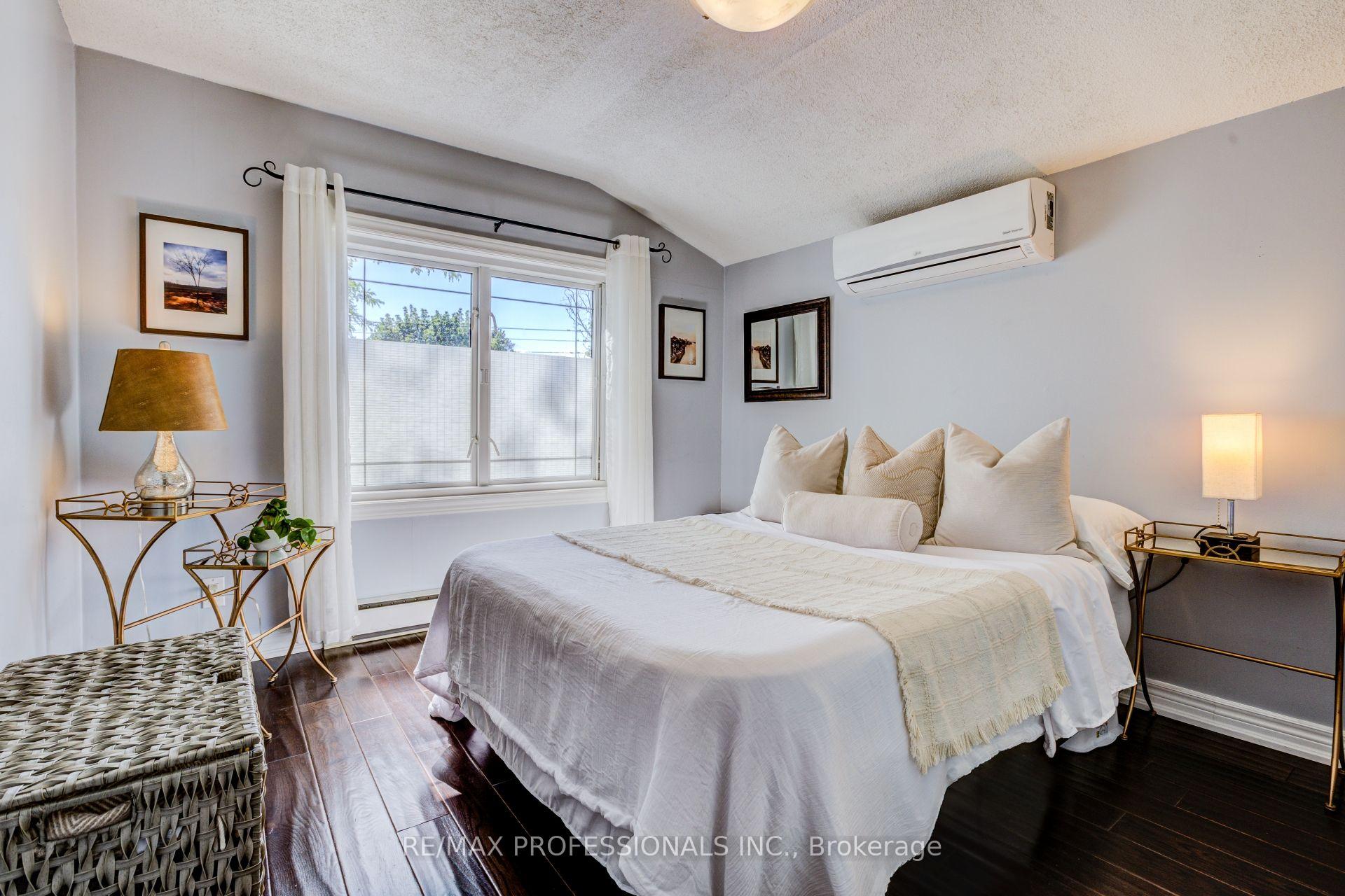 Photo 17 of 39 Rosemeade Avenue, Etobicoke, Stonegate-Queensway — HOMEH