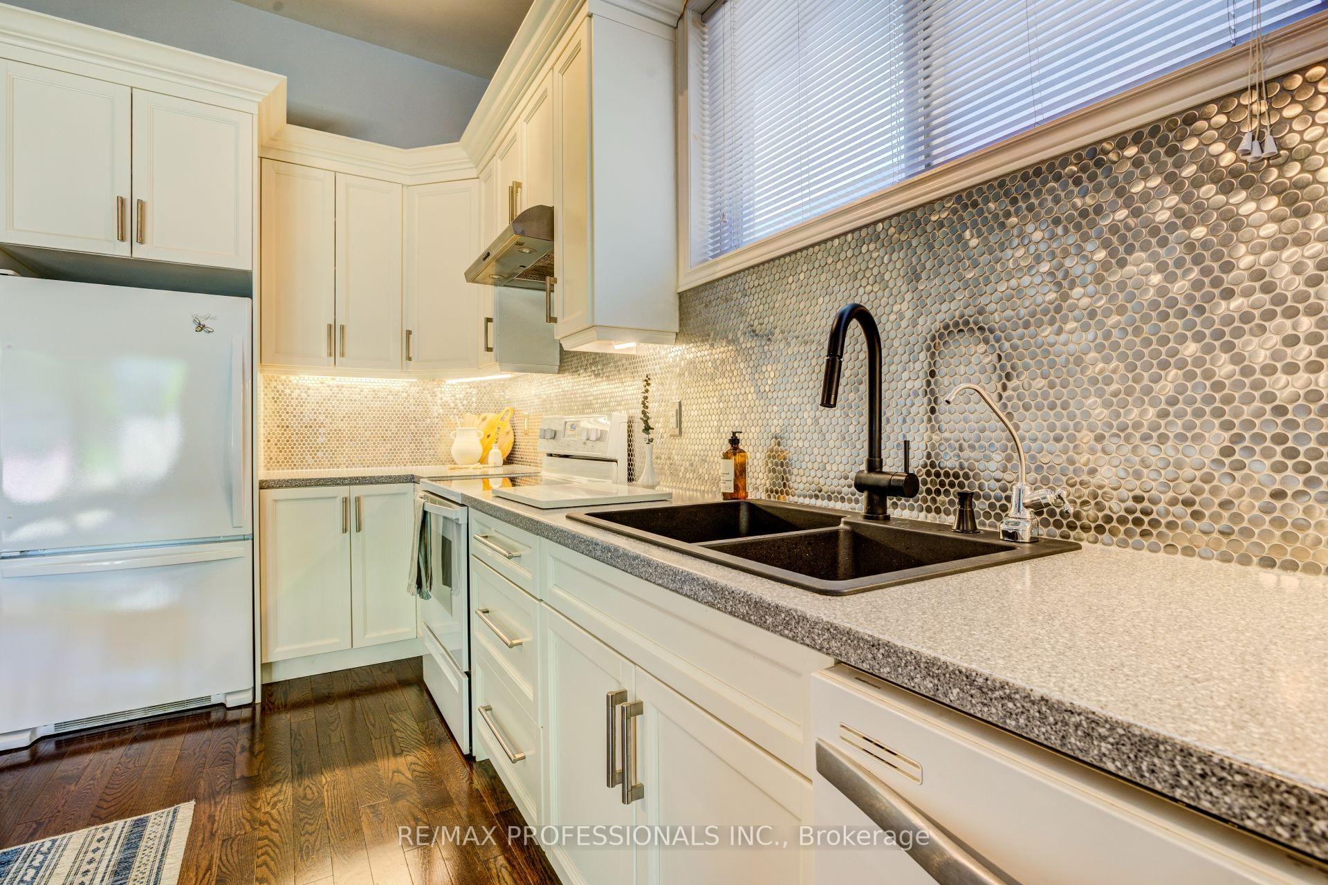 Photo 21 of 39 Rosemeade Avenue, Etobicoke, Stonegate-Queensway — HOMEH