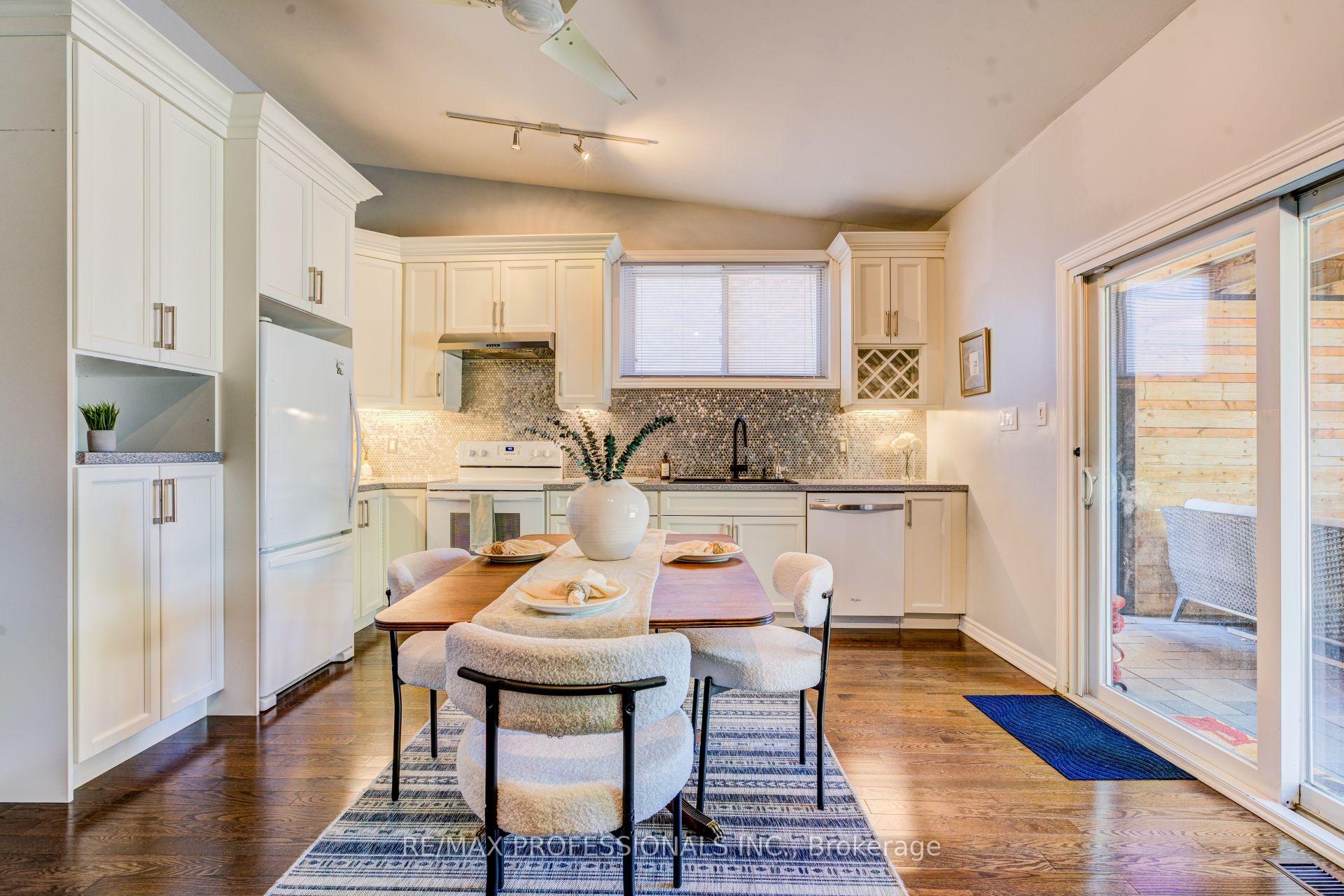 Photo 22 of 39 Rosemeade Avenue, Etobicoke, Stonegate-Queensway — HOMEH