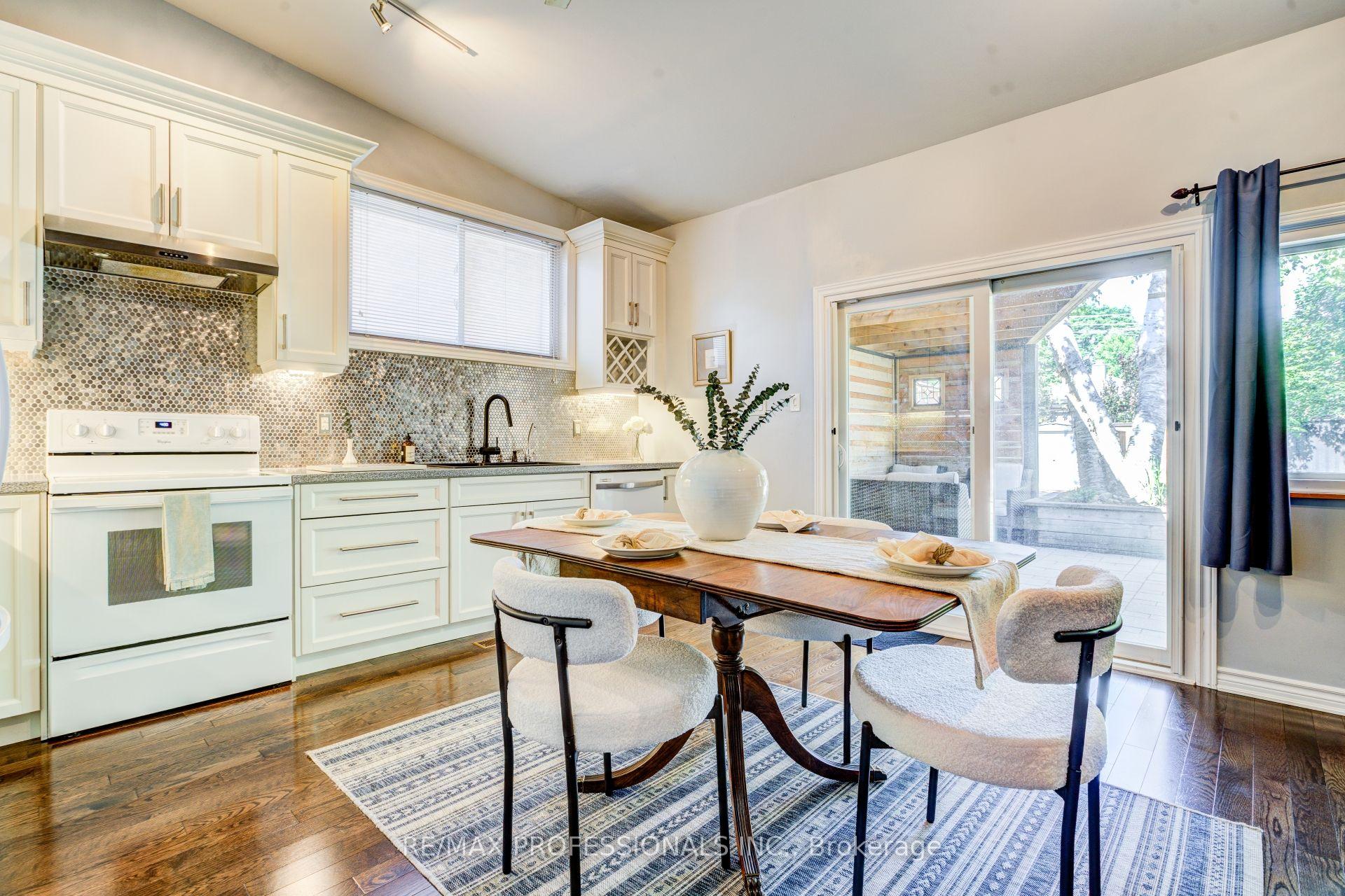 Photo 23 of 39 Rosemeade Avenue, Etobicoke, Stonegate-Queensway — HOMEH