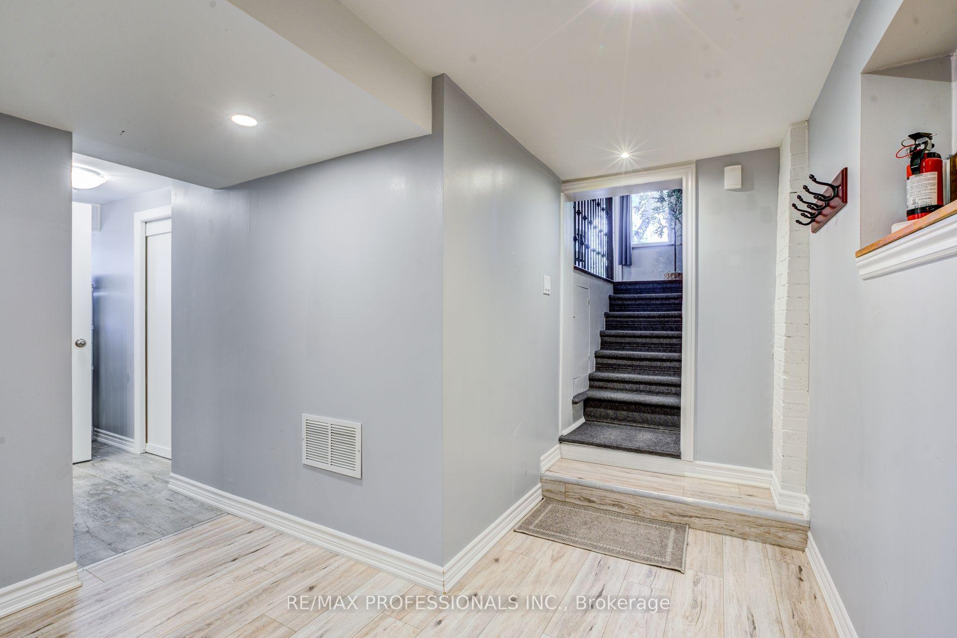 Photo 27 of 39 Rosemeade Avenue, Etobicoke, Stonegate-Queensway — HOMEH