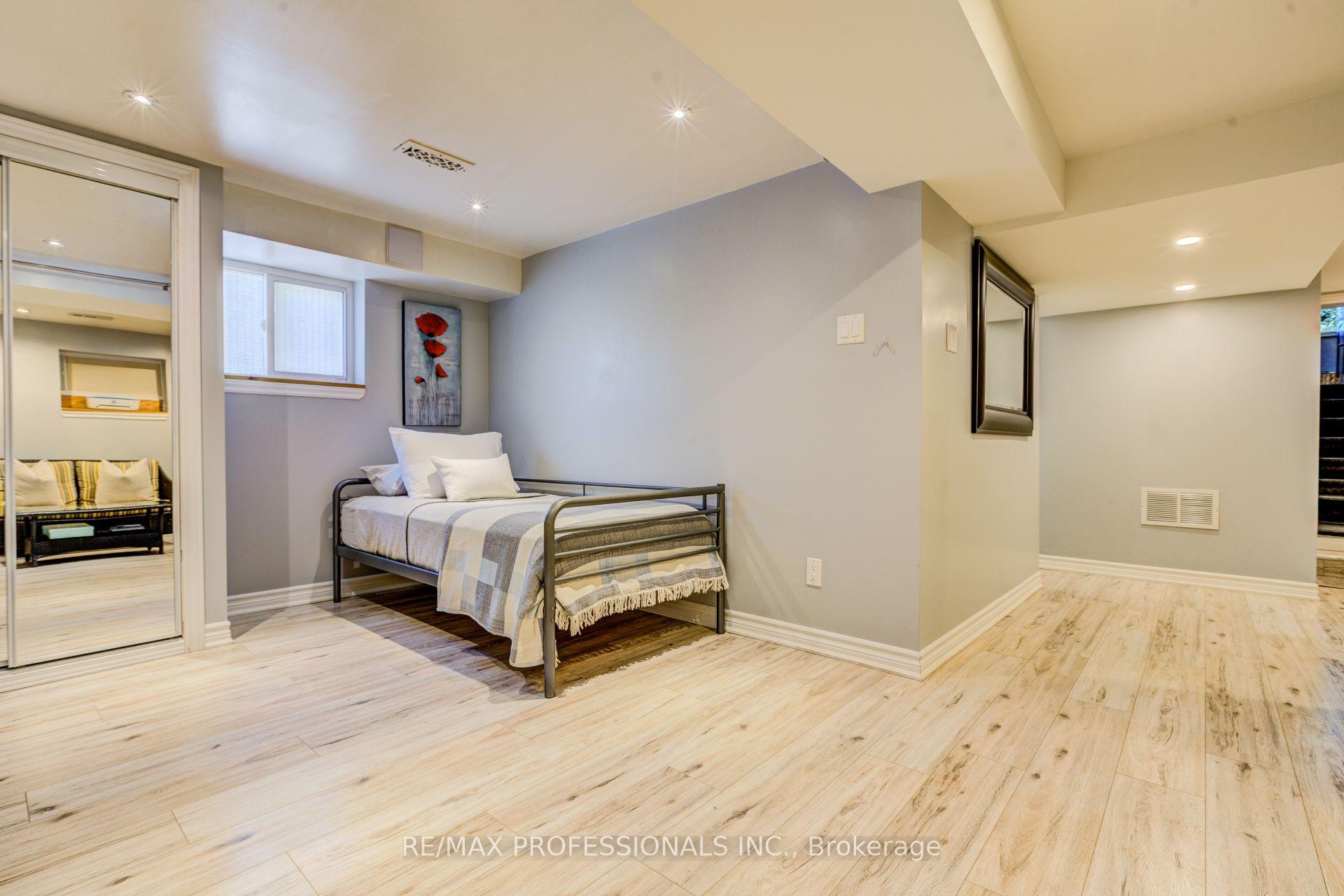 Photo 31 of 39 Rosemeade Avenue, Etobicoke, Stonegate-Queensway — HOMEH