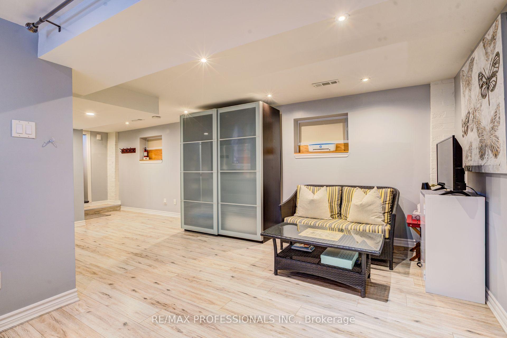 Photo 32 of 39 Rosemeade Avenue, Etobicoke, Stonegate-Queensway — HOMEH
