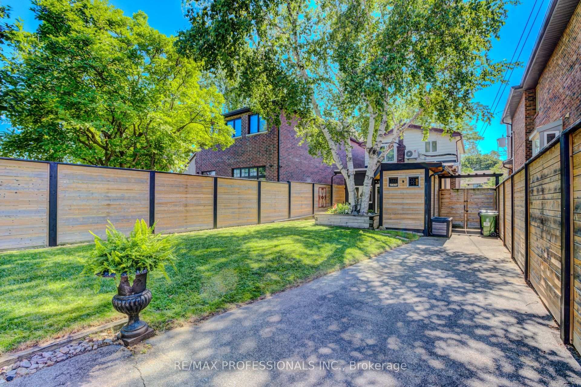 Photo 46 of 39 Rosemeade Avenue, Etobicoke, Stonegate-Queensway — HOMEH