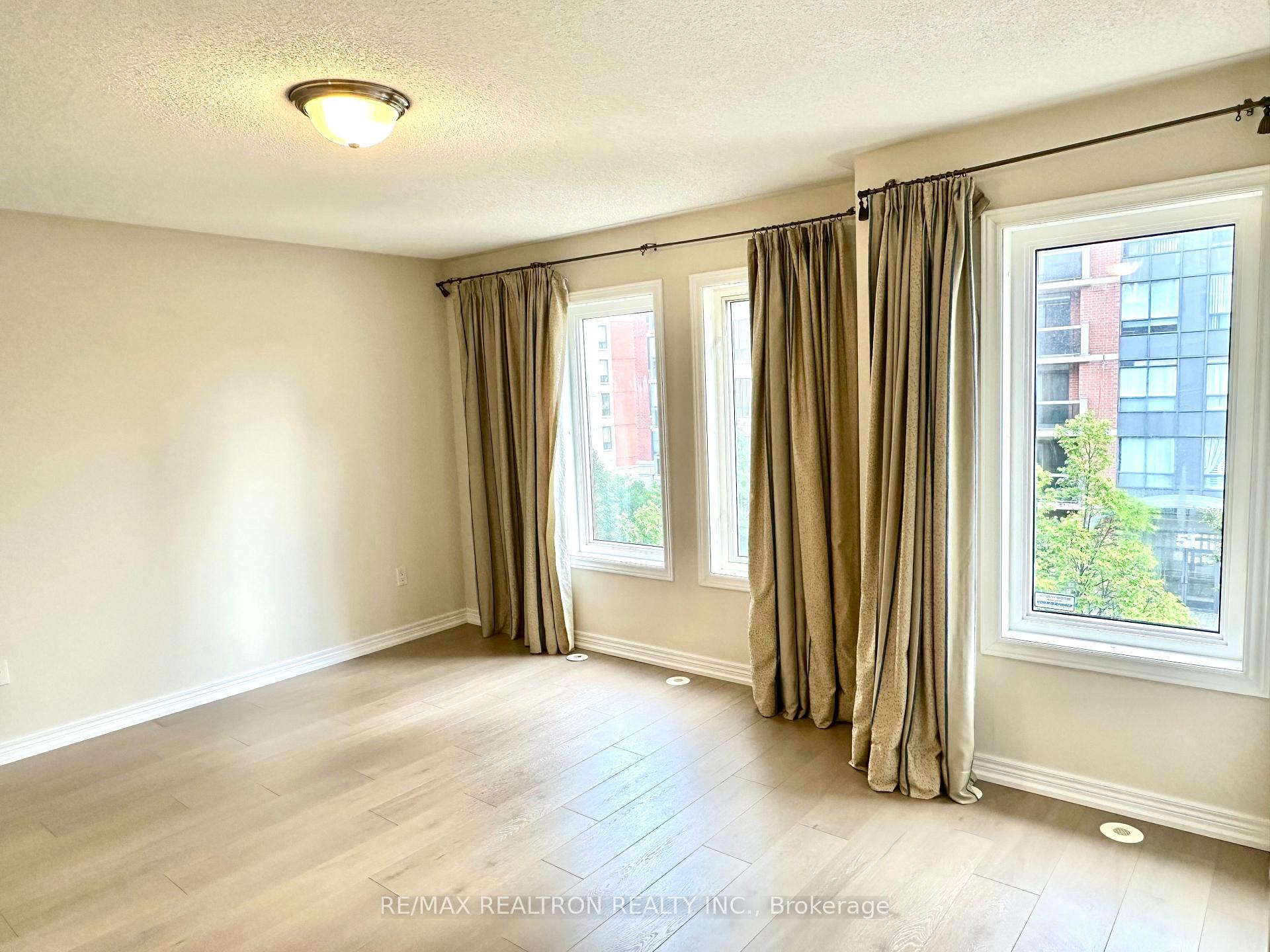 Photo 10 of 54 Times Avenue, Markham, Commerce Valley — HOMEH