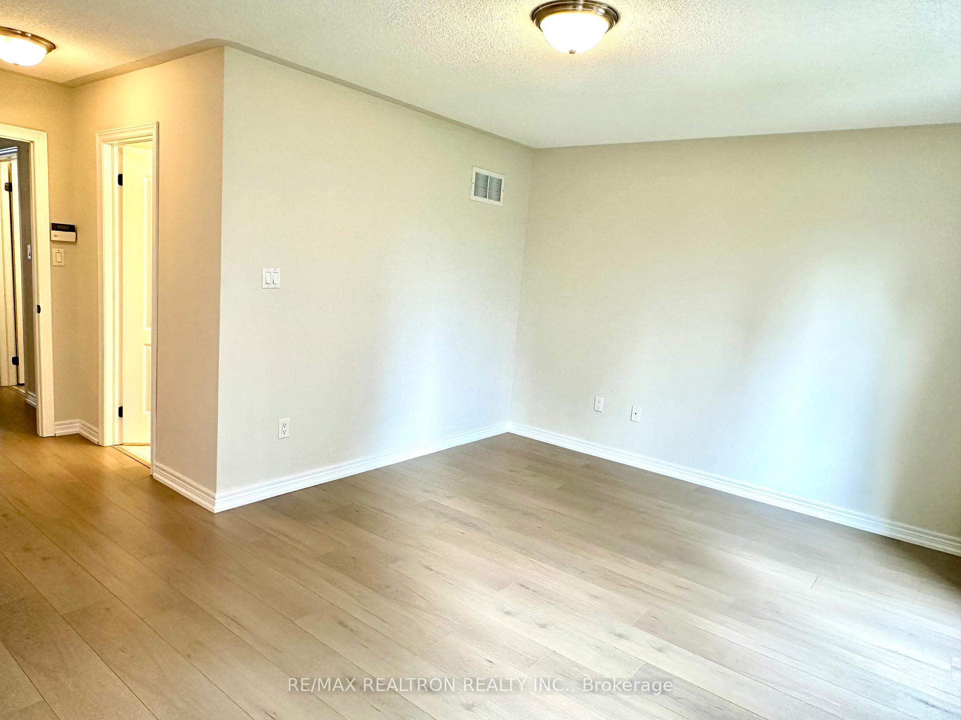 Photo 12 of 54 Times Avenue, Markham, Commerce Valley — HOMEH