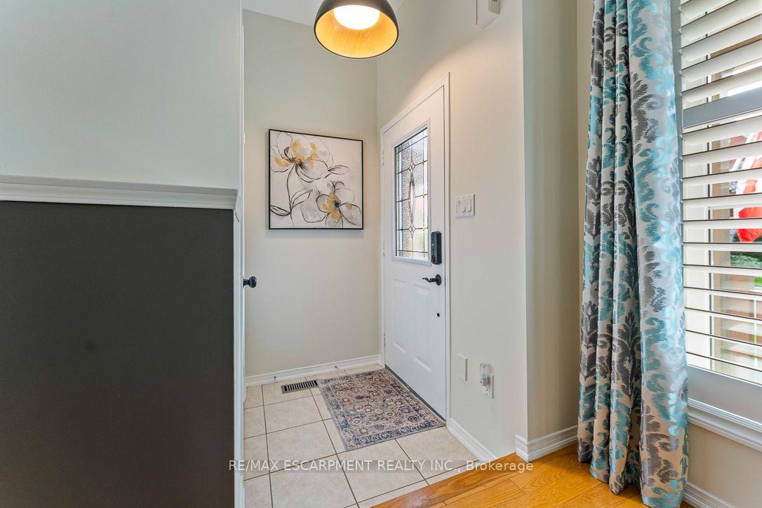 Photo 4 of 253 Gatwick Drive, Oakville, River Oaks — HOMEH