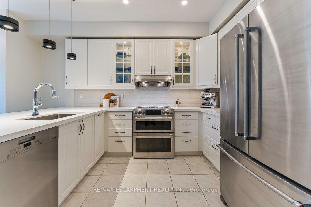 Photo 14 of 253 Gatwick Drive, Oakville, River Oaks — HOMEH