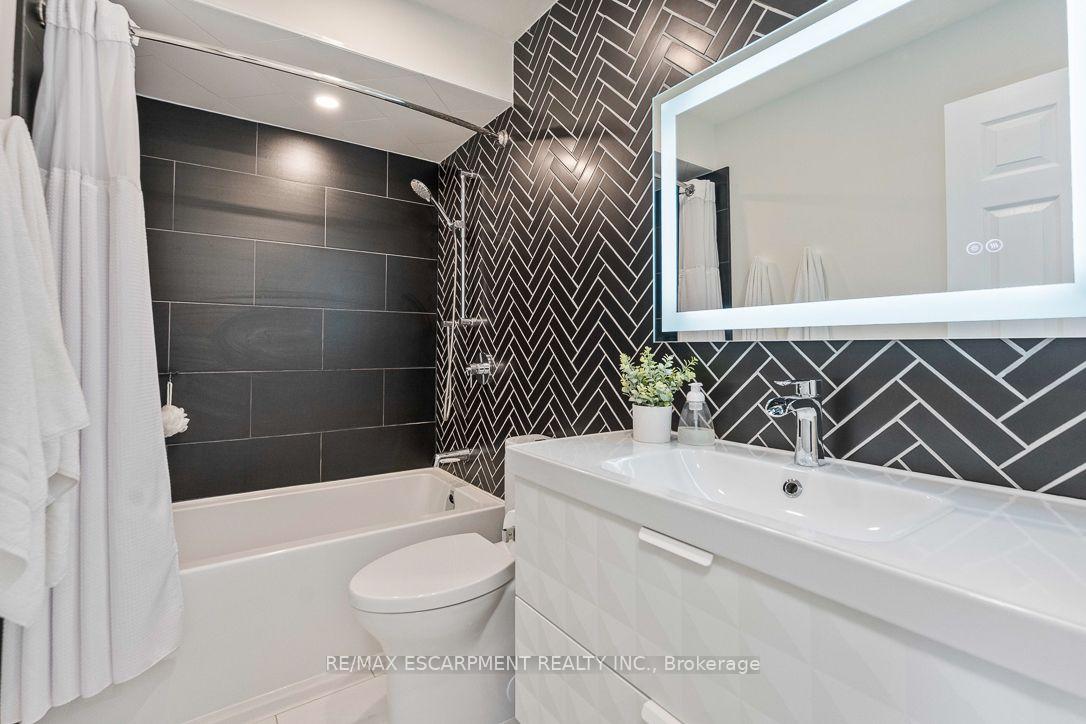 Photo 25 of 253 Gatwick Drive, Oakville, River Oaks — HOMEH